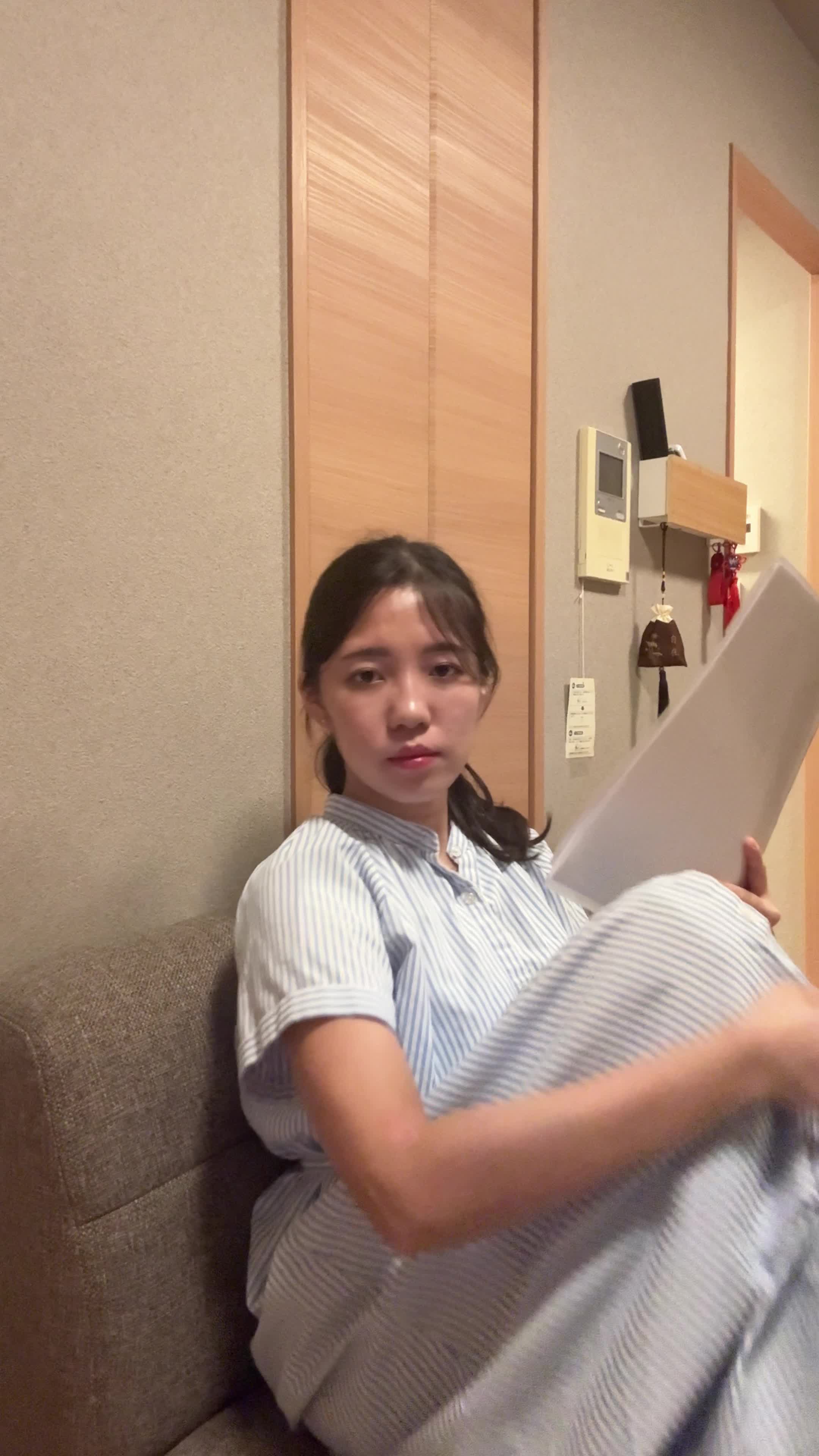ソファで膝を抱え、「応募書類をどう書こうか考える」真剣な様子