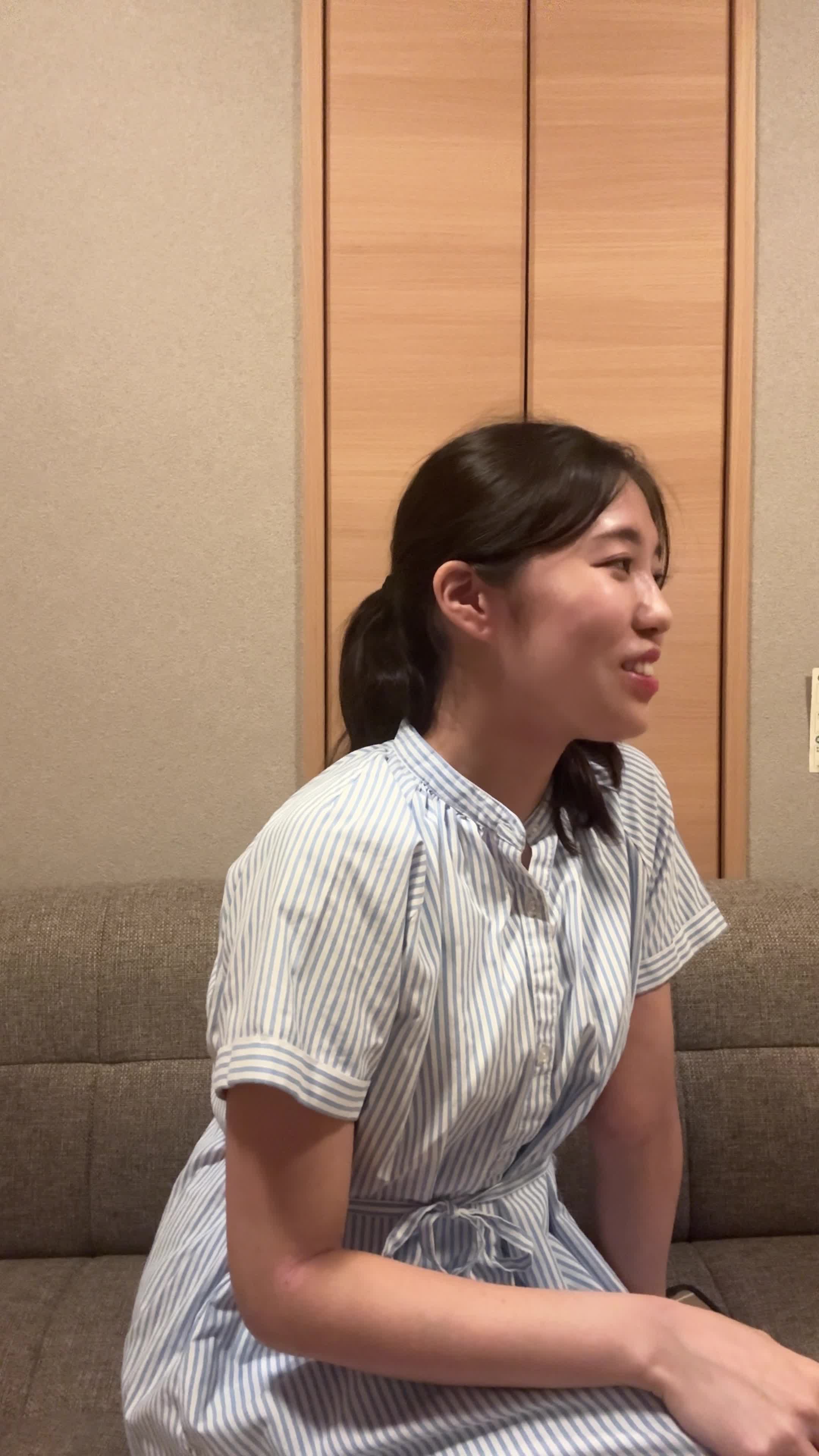 ソファで友達と話しながら、「希望する職種について相談する」リラックスした姿