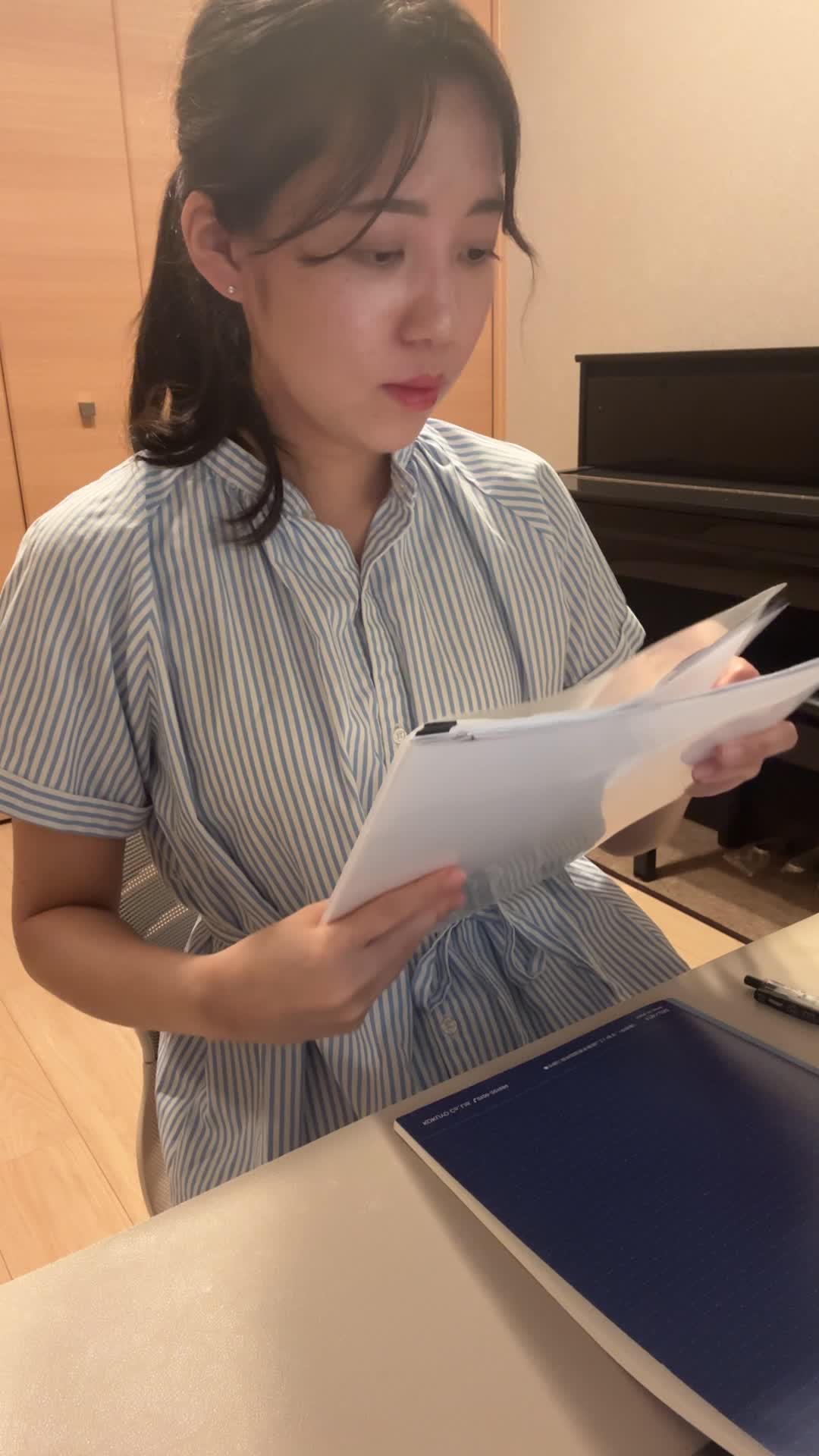 テーブルで応募書類を整理し、「これで準備が整った」と納得する様子