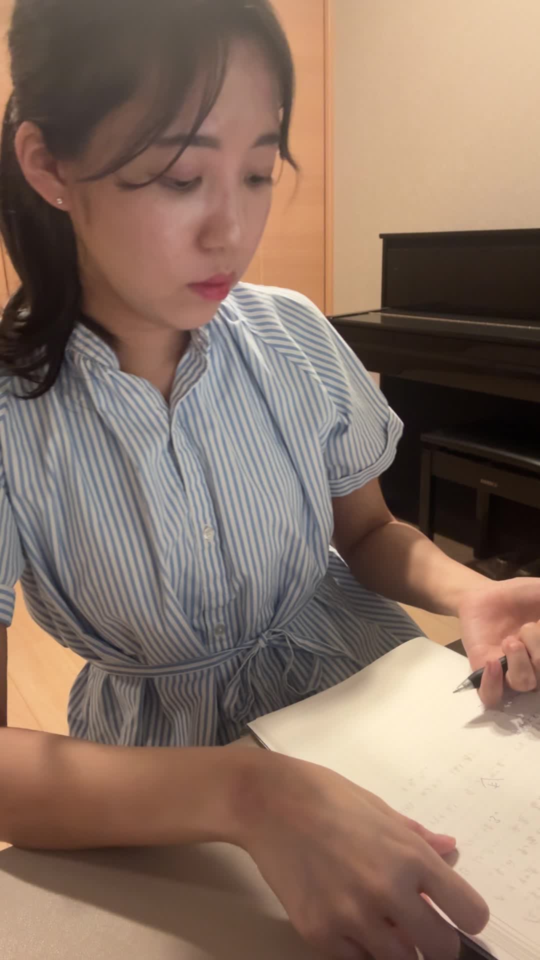 テーブルでノートを開き、「面接で伝えるポイントを書き出す」真剣な表情