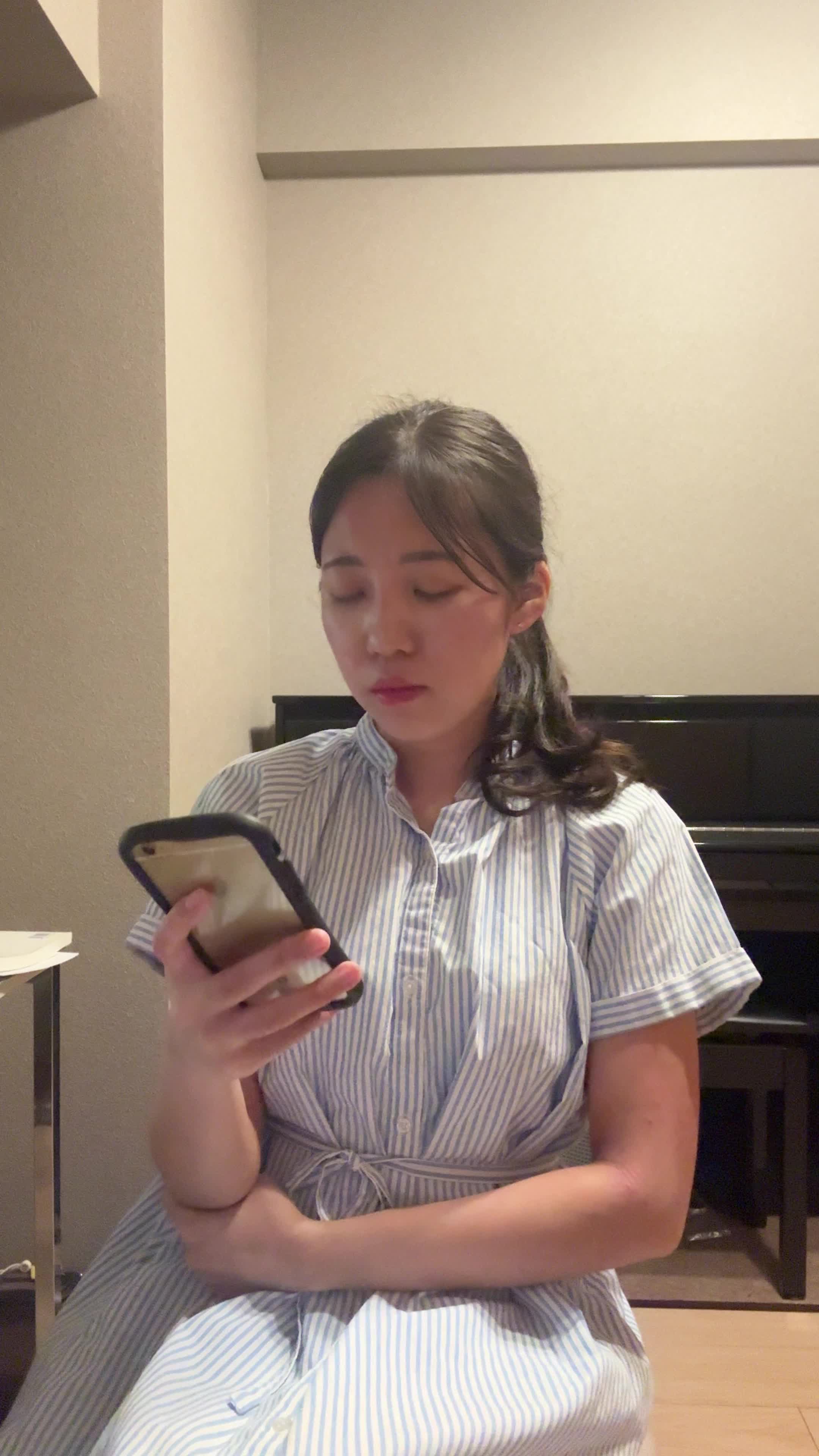 椅子に座り、スマホで求人情報を眺めながら「どれが自分に合うだろう」と悩む表情