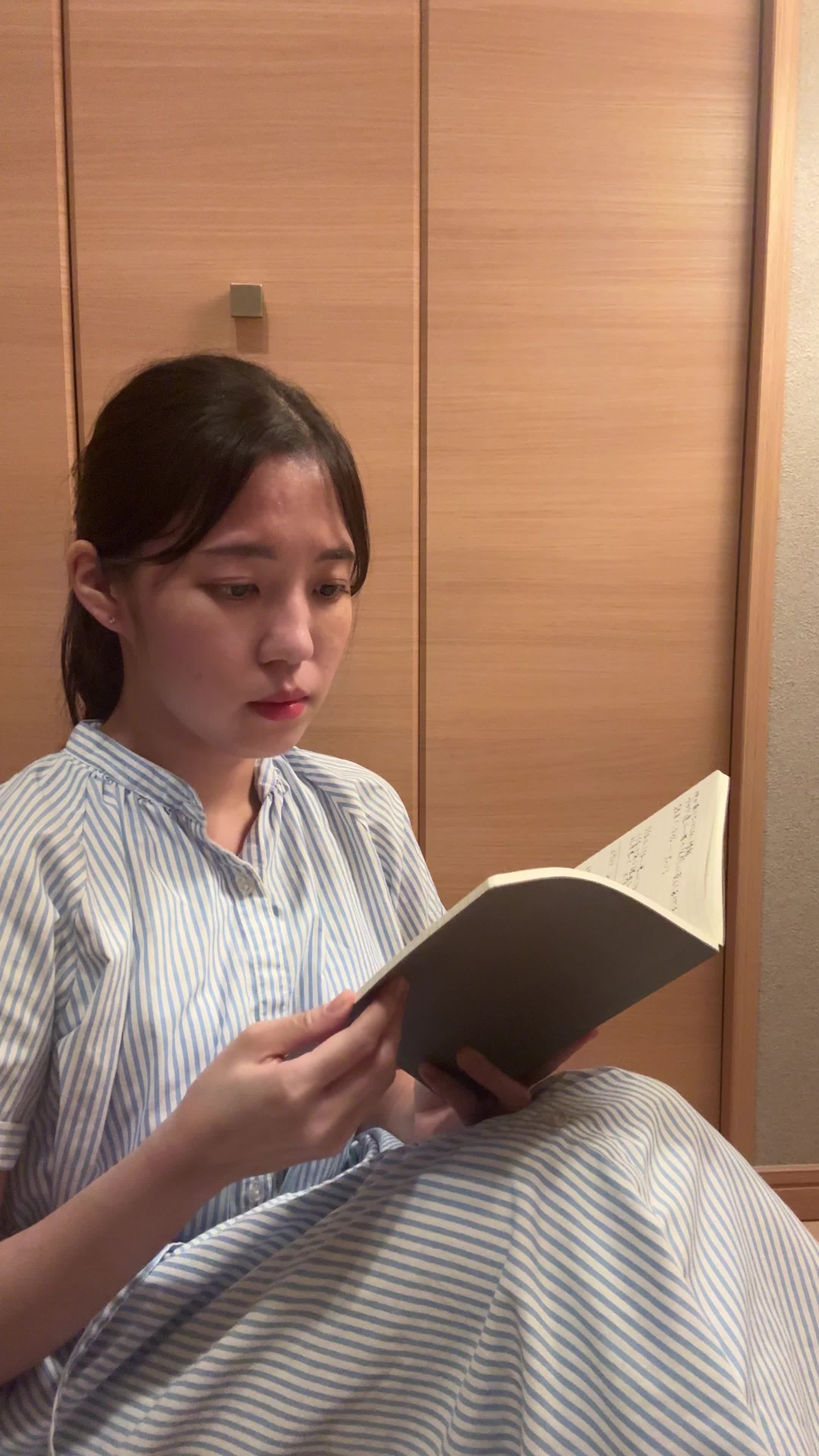 床で膝を立てて座り、「自分に合う求人が見つかることを願う」真剣な表情