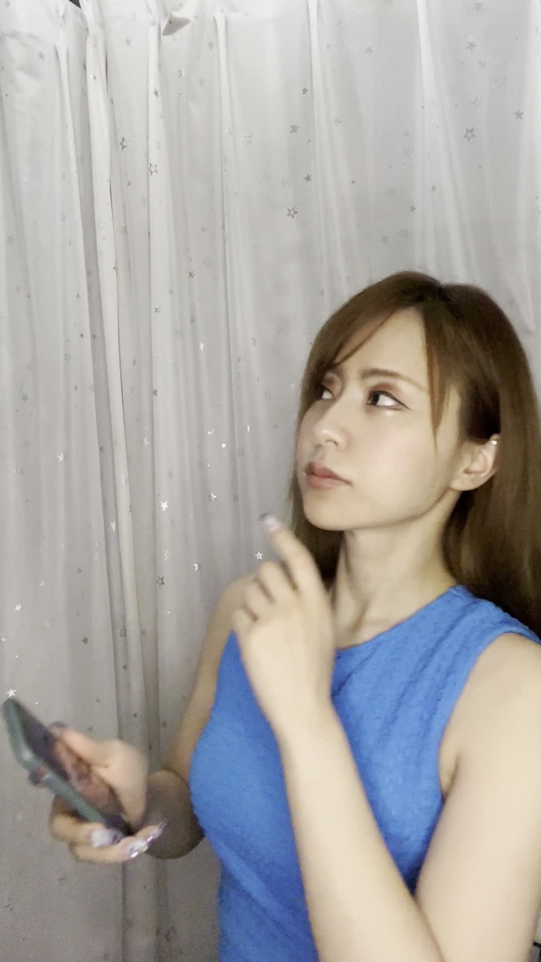 椅子に座り直し、「治療費について調べてみよう」と電卓を操作する動作