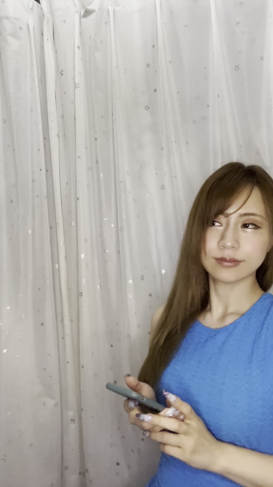 椅子から立ち上がり、「これで自信が持てるかも！」と嬉しそうな表情を浮かべる動作