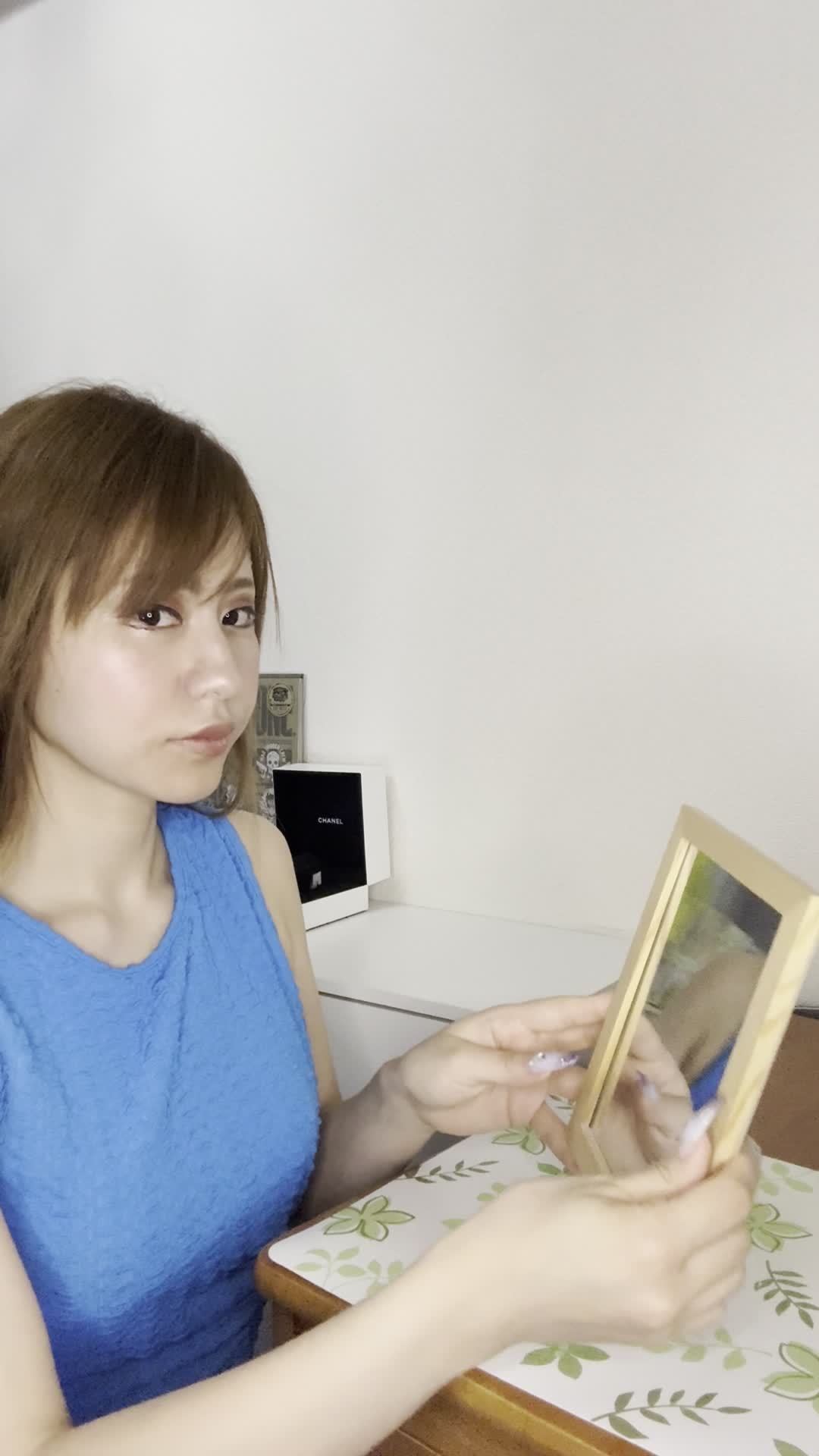 テーブルで鏡を手に取り、「これが治ったらどんな笑顔になるんだろう」と期待する様子