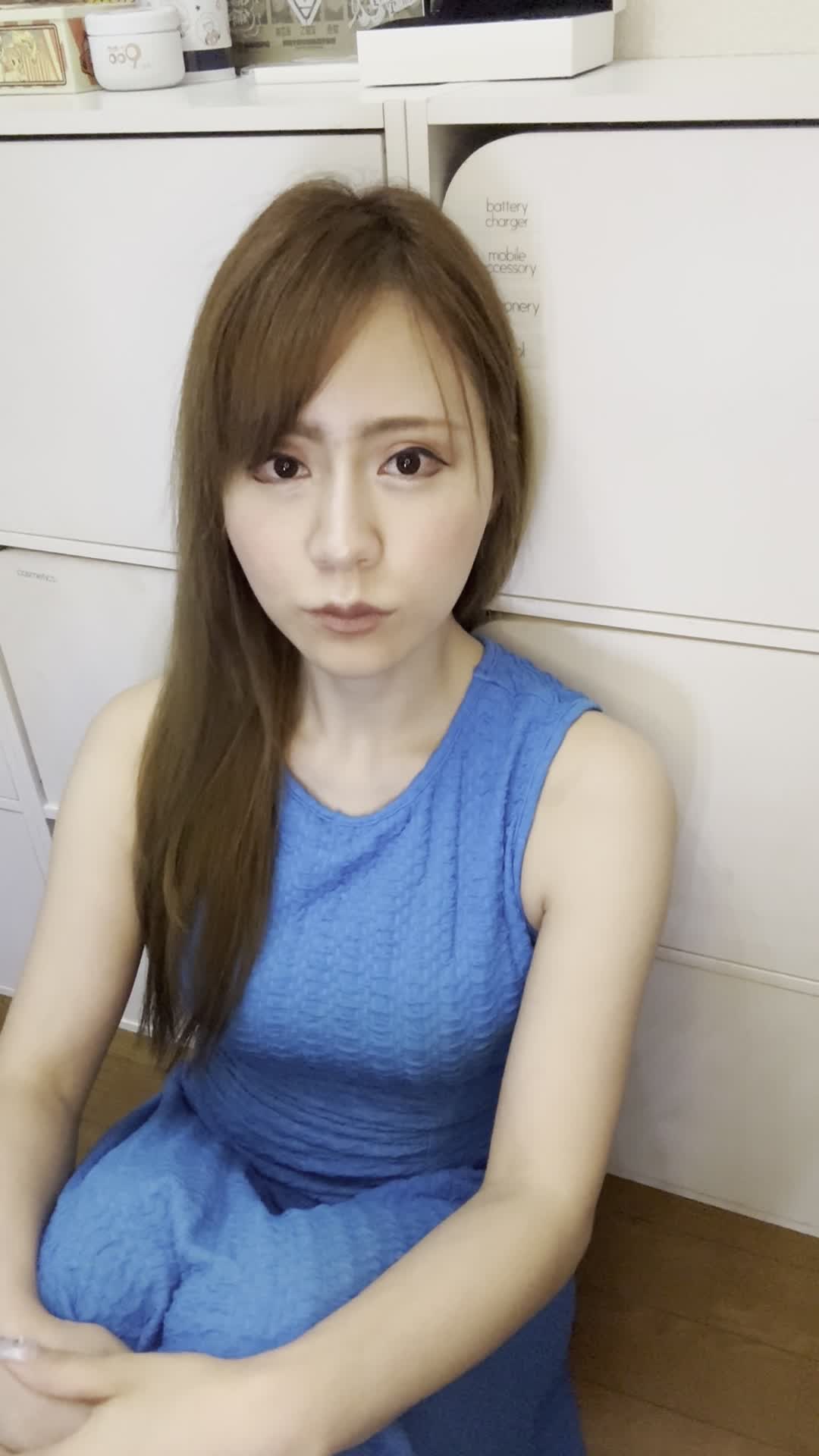 床で家族と話しながら、「矯正治療を始めるべきか相談する」真剣な様子