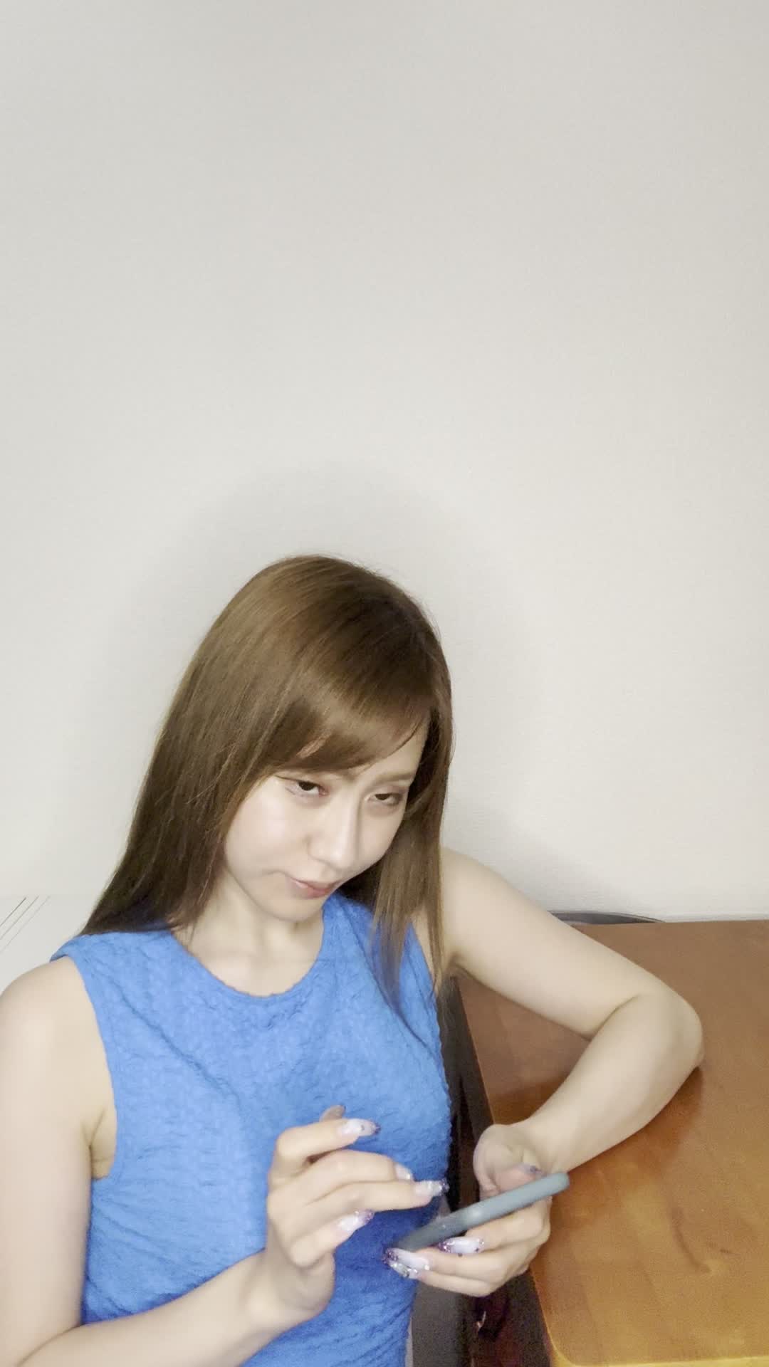 テーブルで「矯正中でも食べやすいメニュー」を考える表情