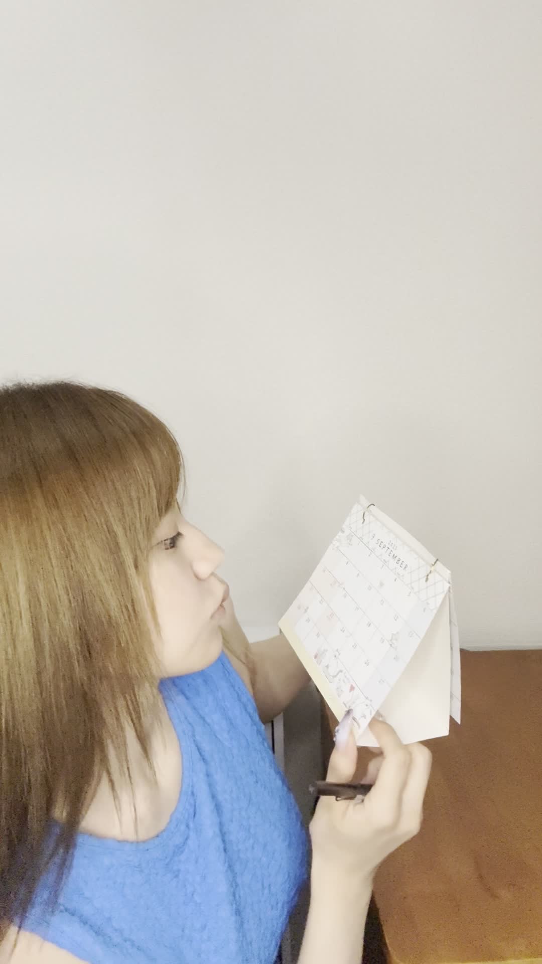 テーブルでカレンダーを開き、「治療の予約日を確認する」真剣な様子