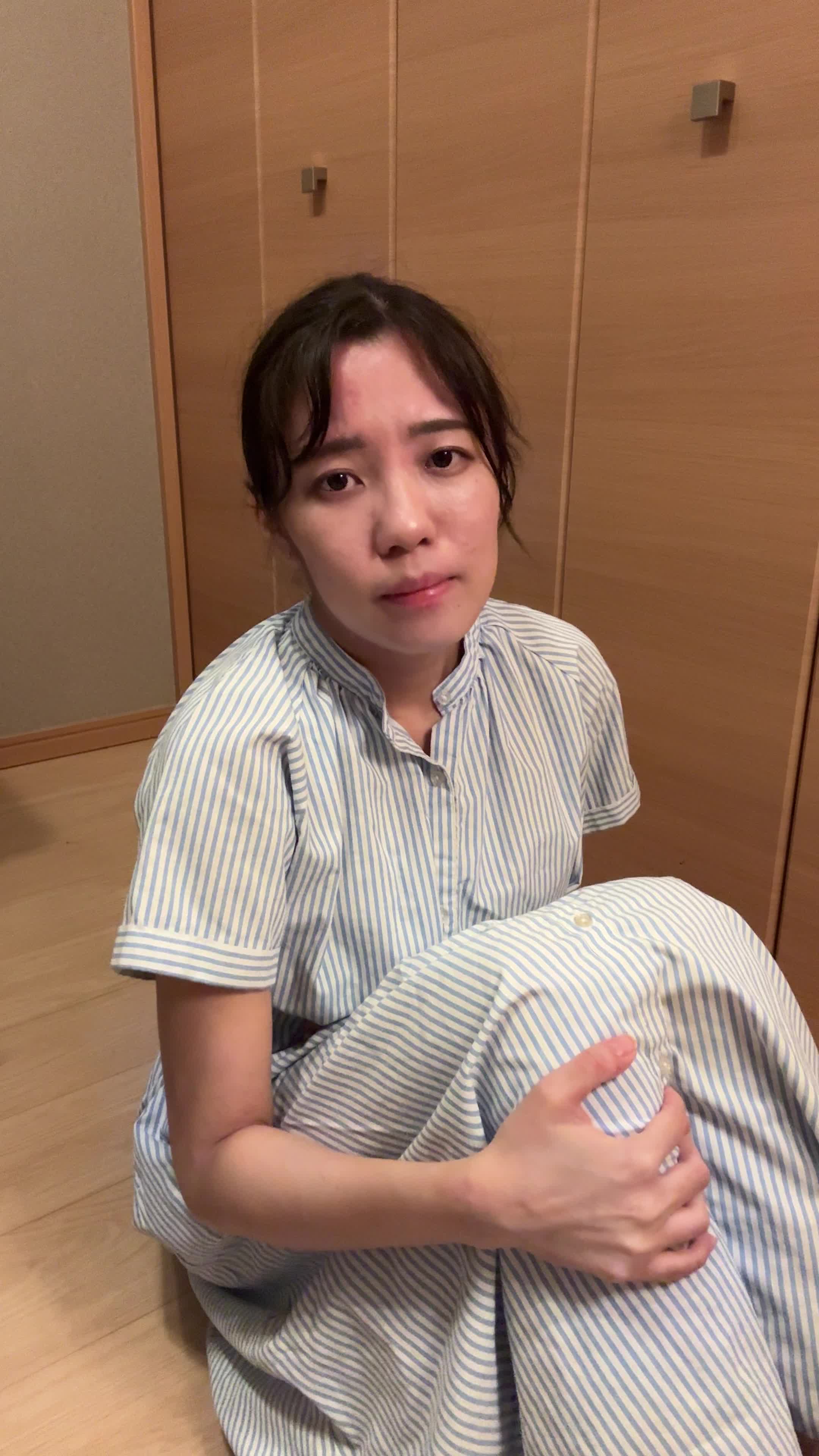 床に膝を抱えて、「なぜこんなに体が重いのか」と考え込む真剣な姿