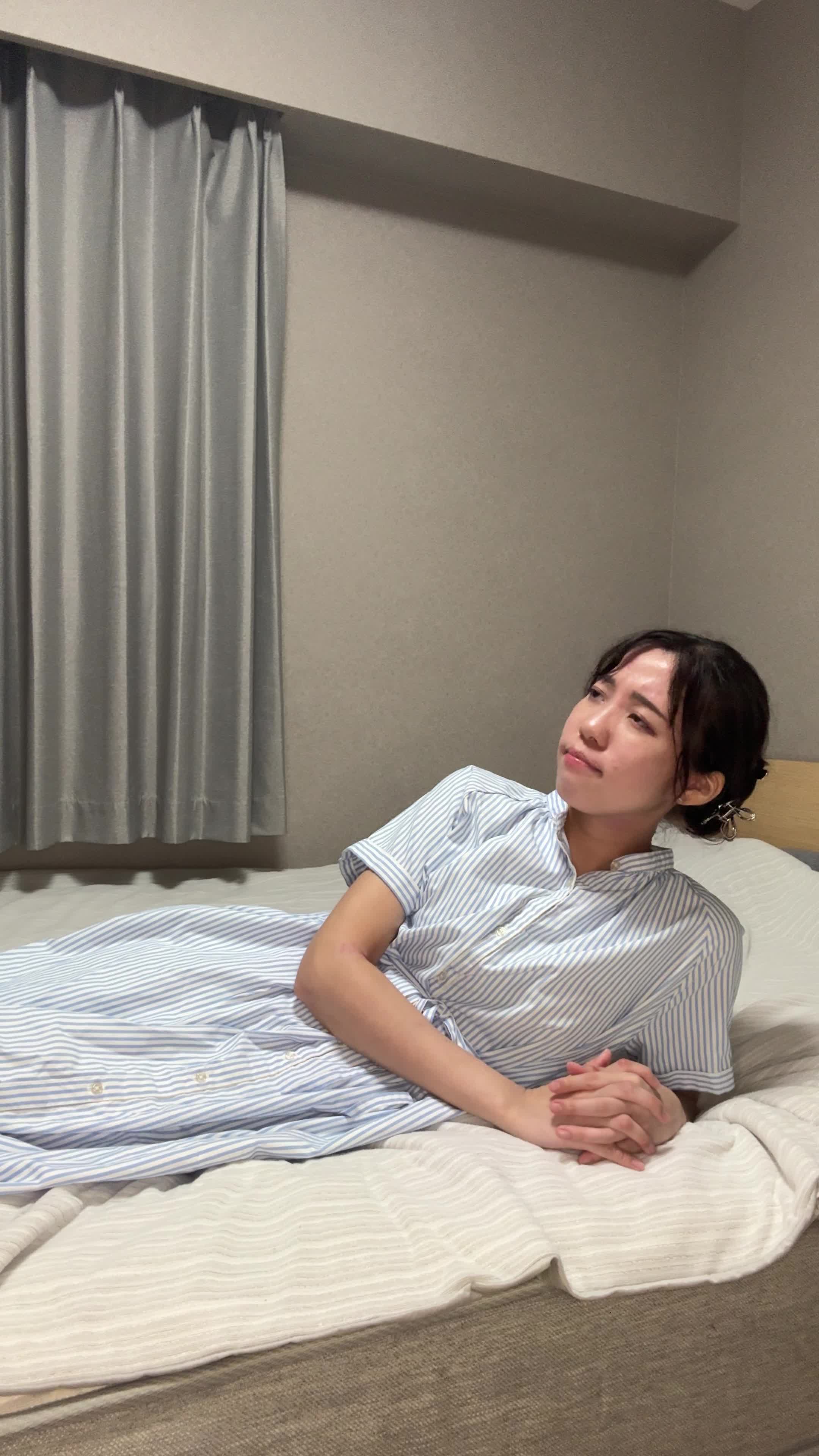 ベッドで横になりながら、「この生活から抜け出したい…」と未来を想像して悩む様子