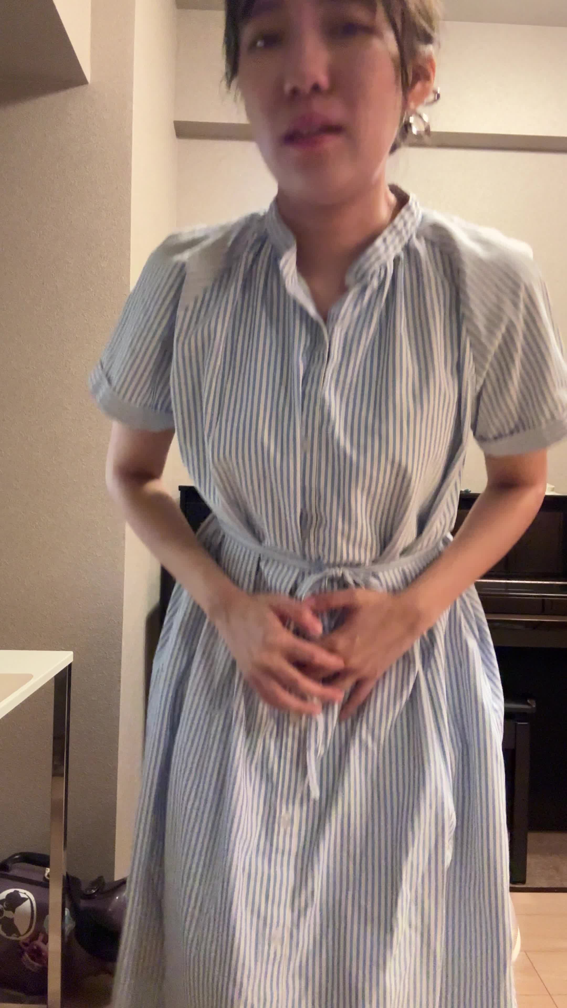 椅子から立ち上がり、「どうして腸の調子がこんなに悪いの？」と肩を落とす姿