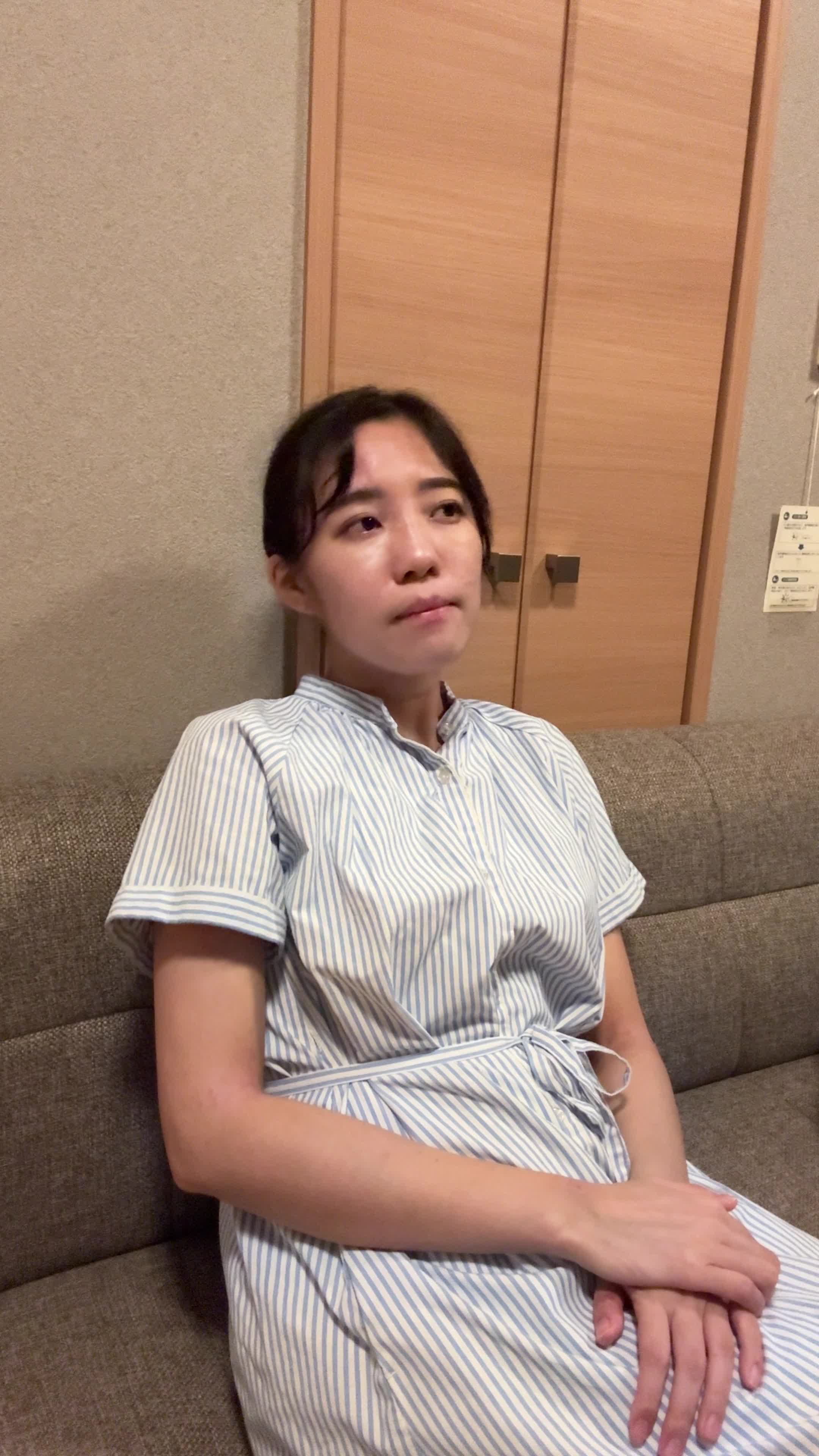 ソファでリラックスしながら、「もう少し楽になりたい…」とぼんやり考える表情