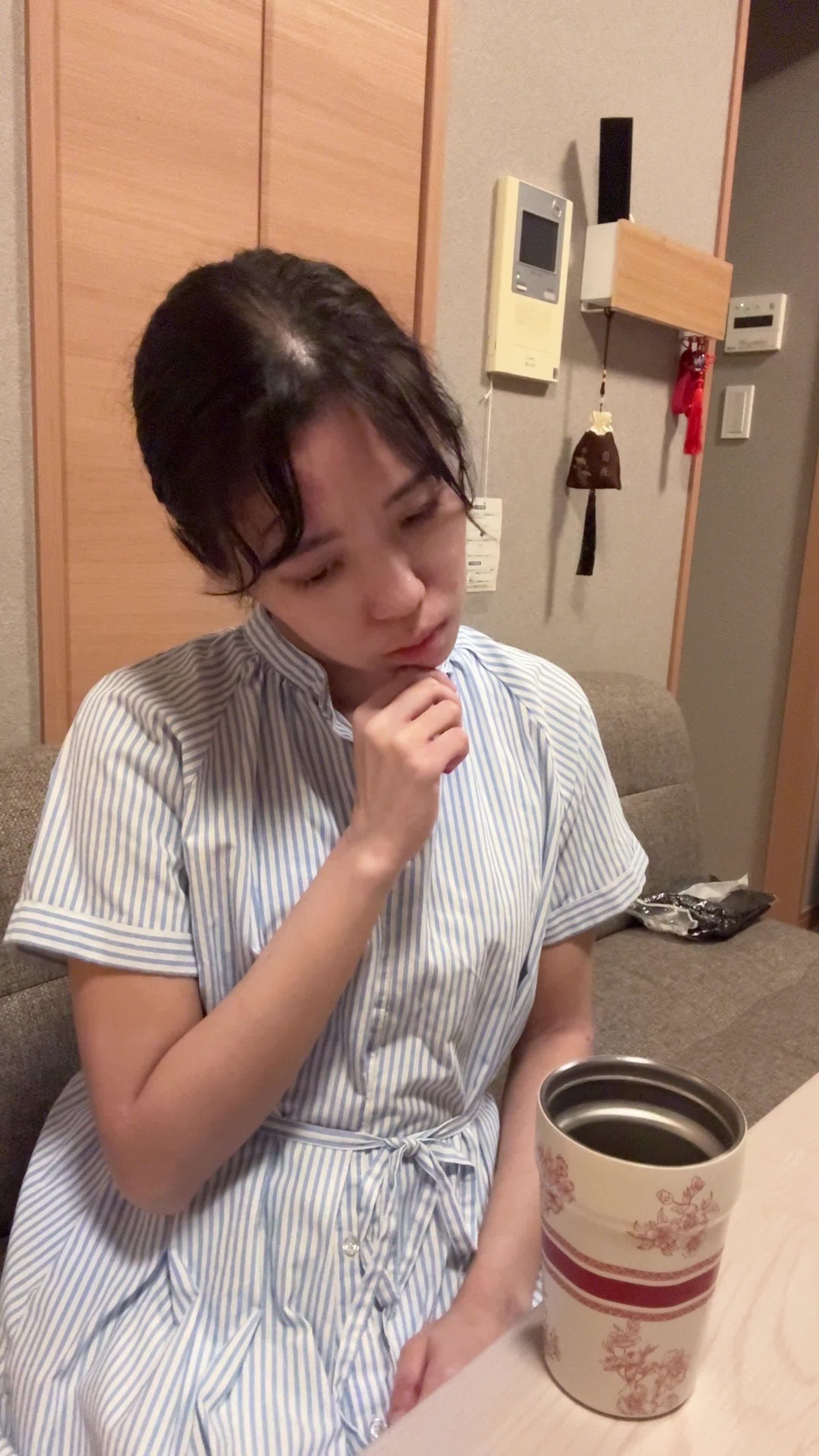 テーブルで飲み物を前に、「これが腸に良いのかな？」と少し戸惑う様子
