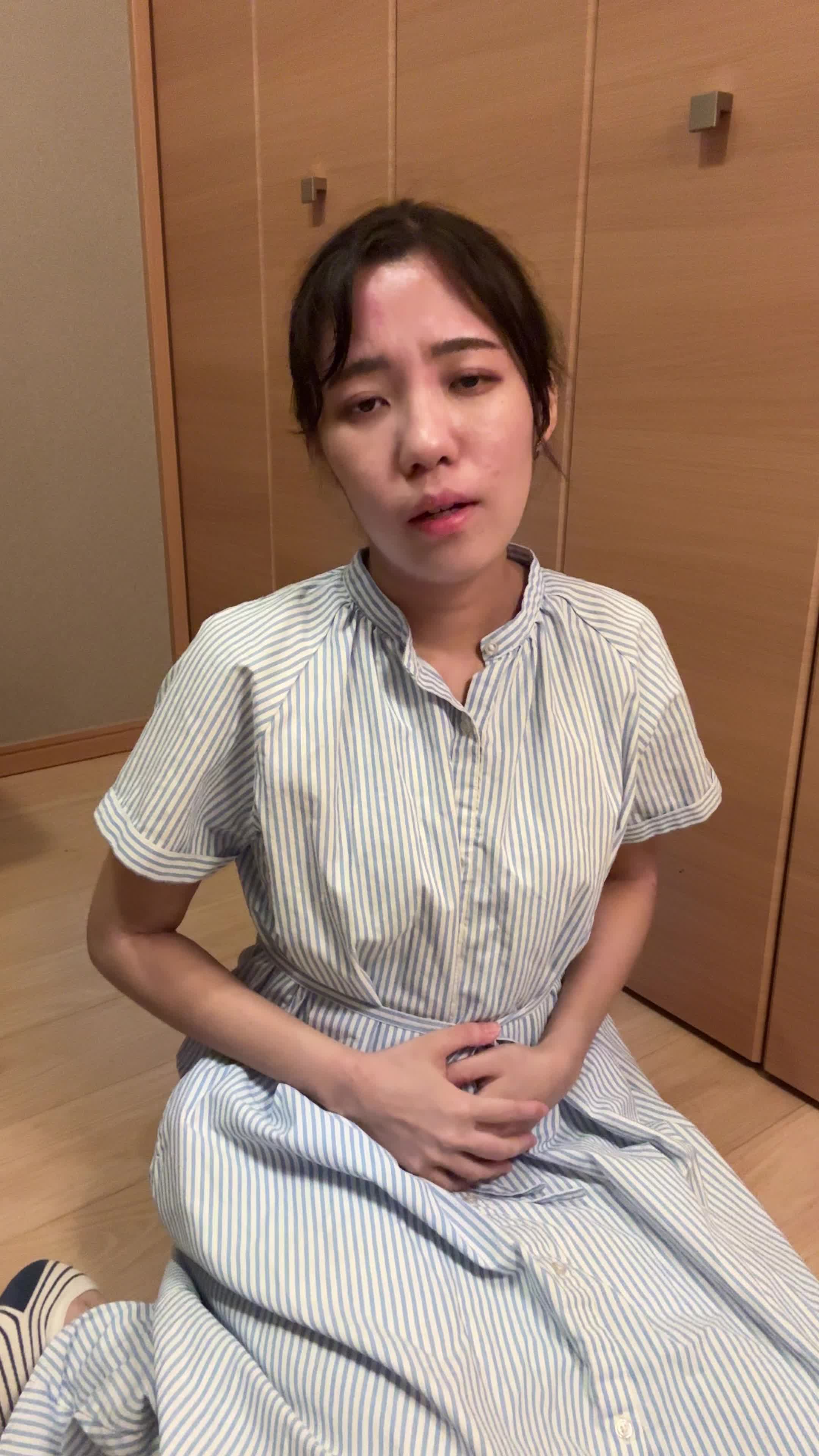 床に座り込み、「お腹が張っていてスッキリしない」とため息をつく姿