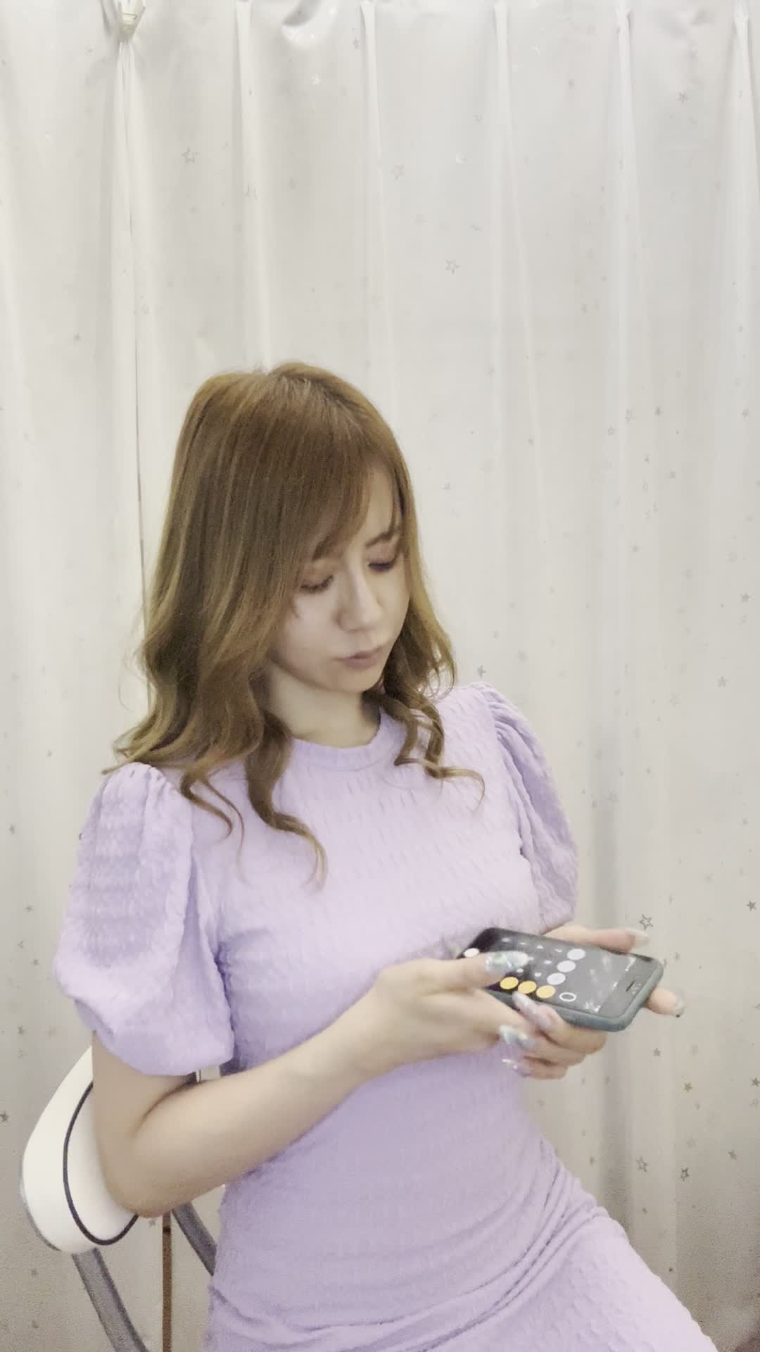 椅子に深く腰掛け、「ポイントを貯めて次回の買い物をお得にする」と計算する姿
