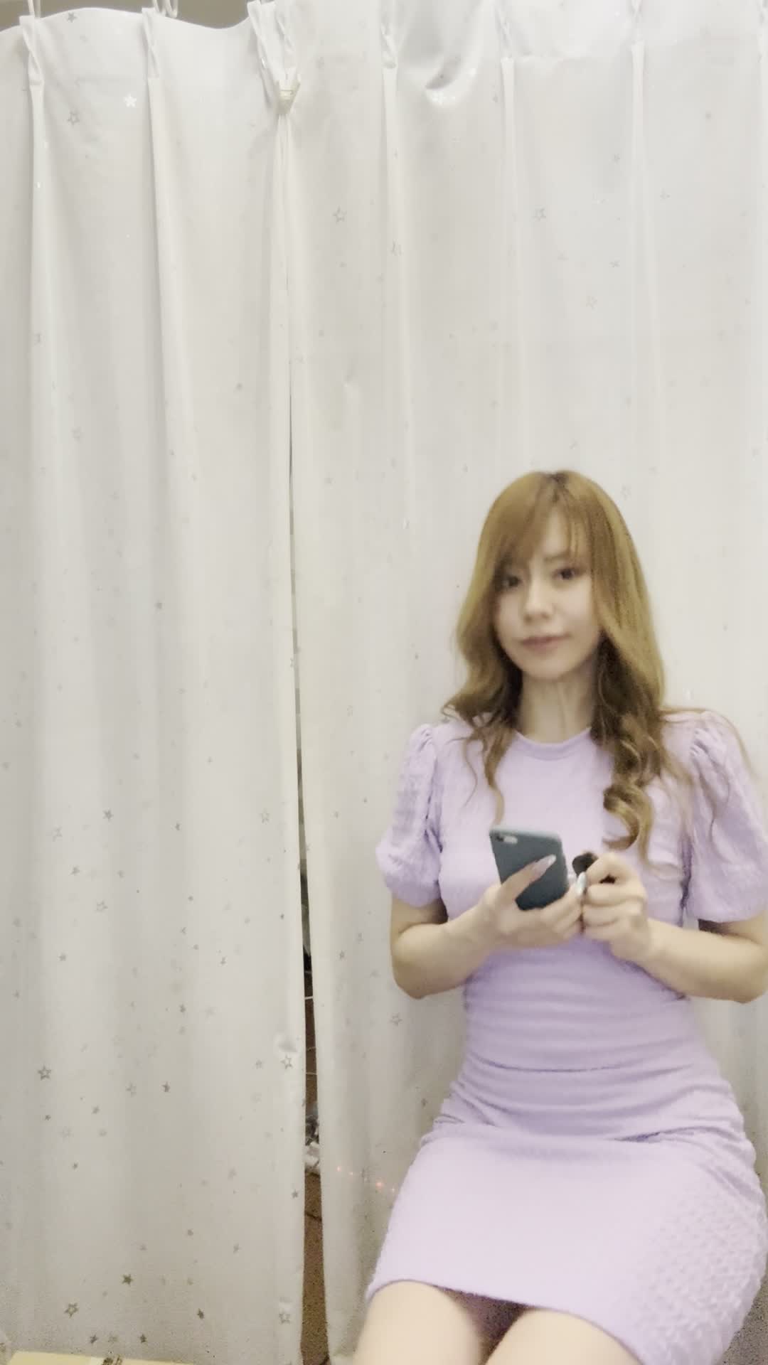 椅子から立ち上がり、「やっとお気に入りの商品を見つけた！」と喜ぶ動作