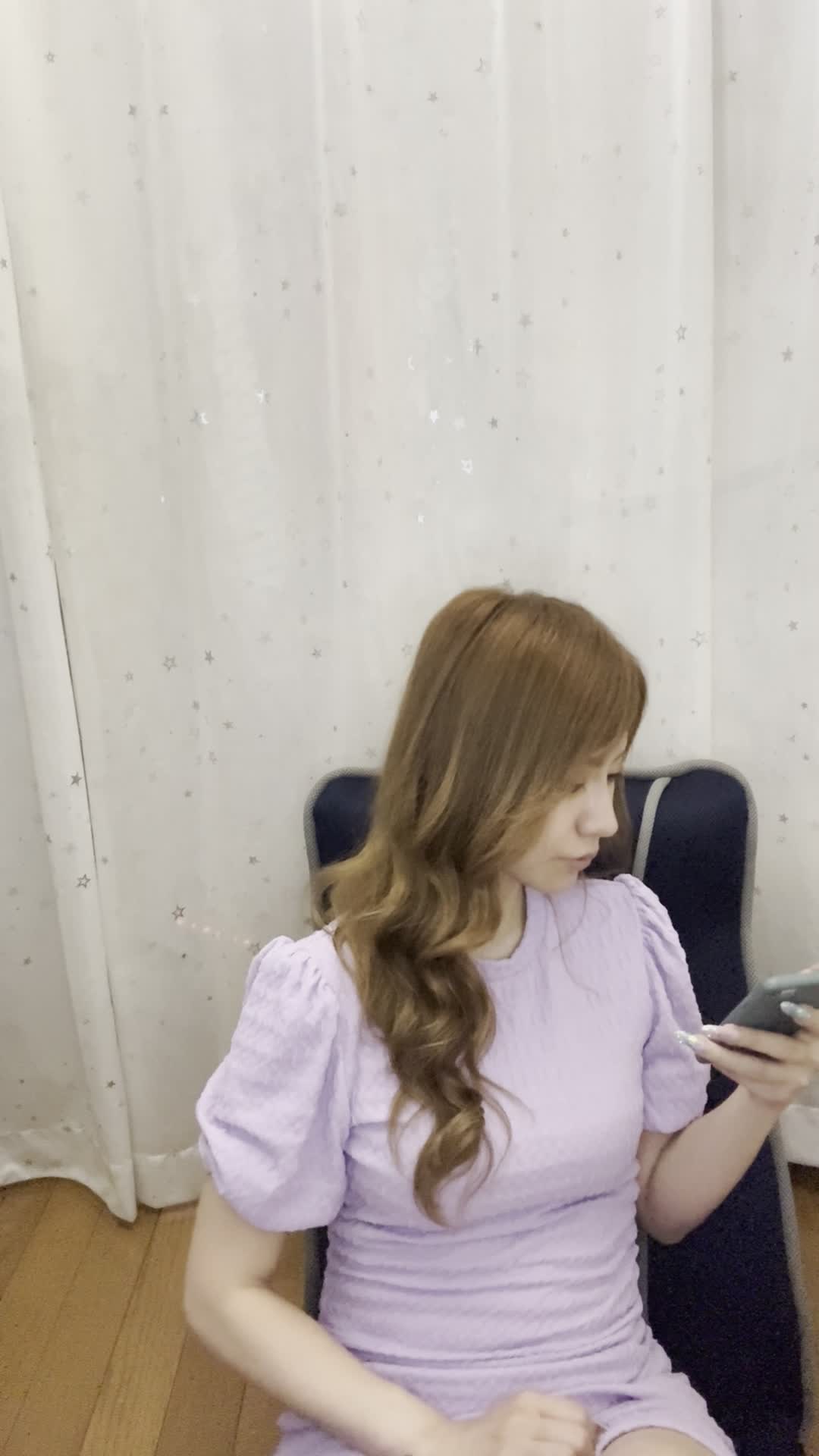 ソファでスマホを見ながら、「友達におすすめアイテムを共有する」楽しそうな表情