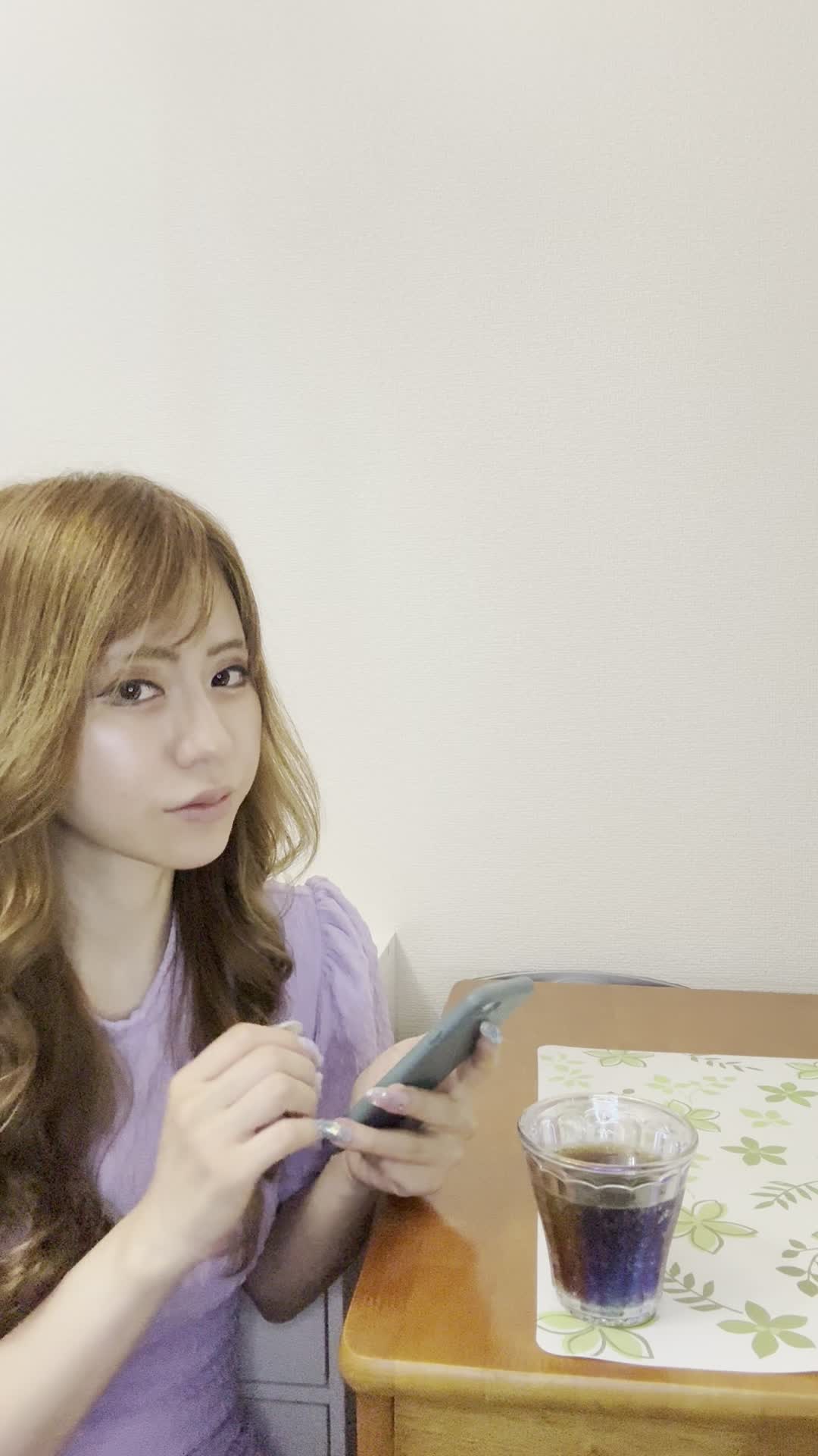 テーブルでドリンクを片手に、「次のセールに向けてリストを作る」集中した姿