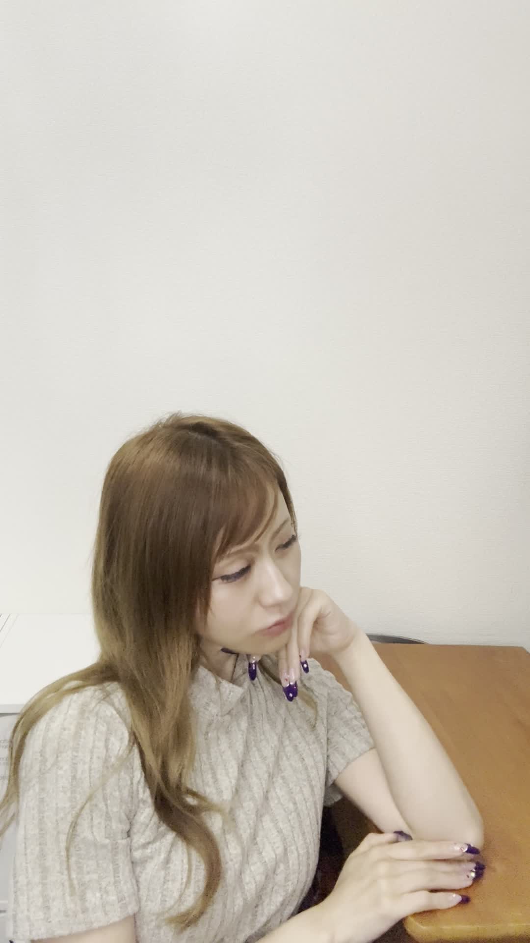 テーブルで髪を手に取り、「白髪部分をどうケアしよう」と計画する真剣な表情