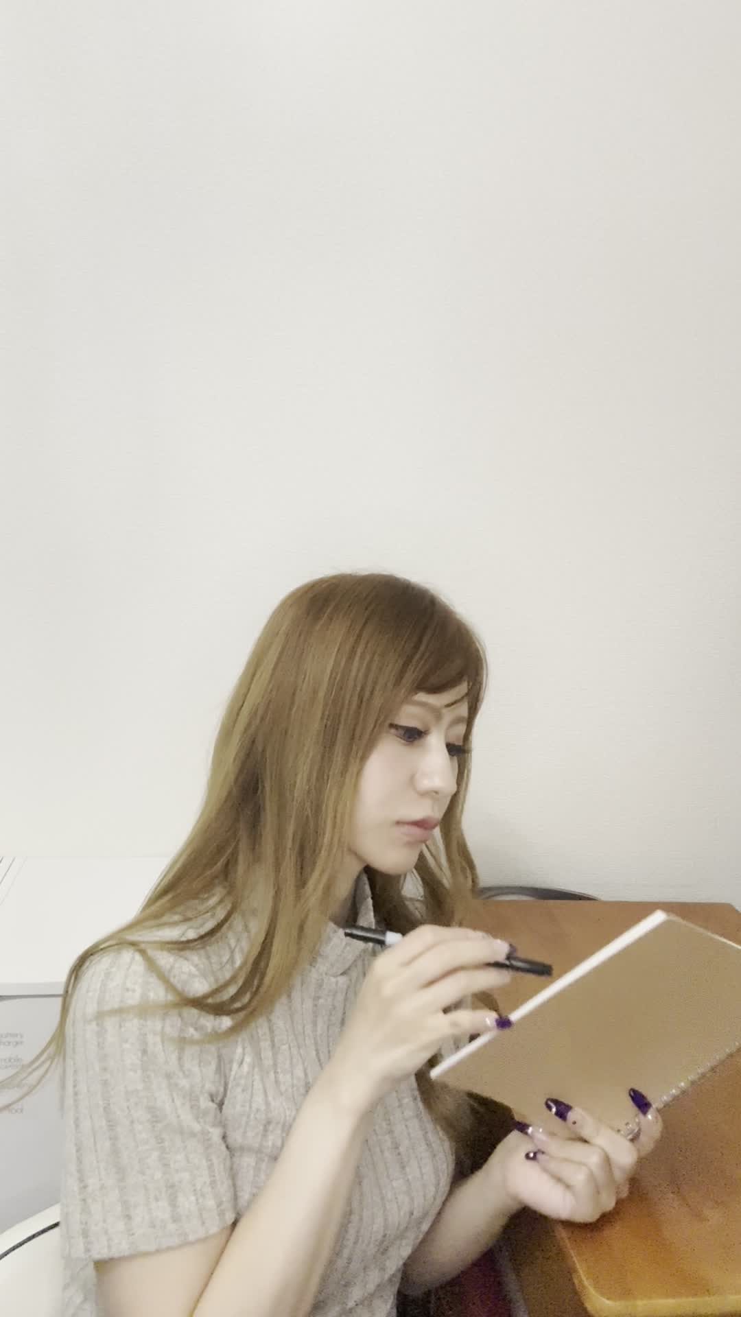 テーブルでノートを開き、「ケアのスケジュールを立てる」真剣な様子