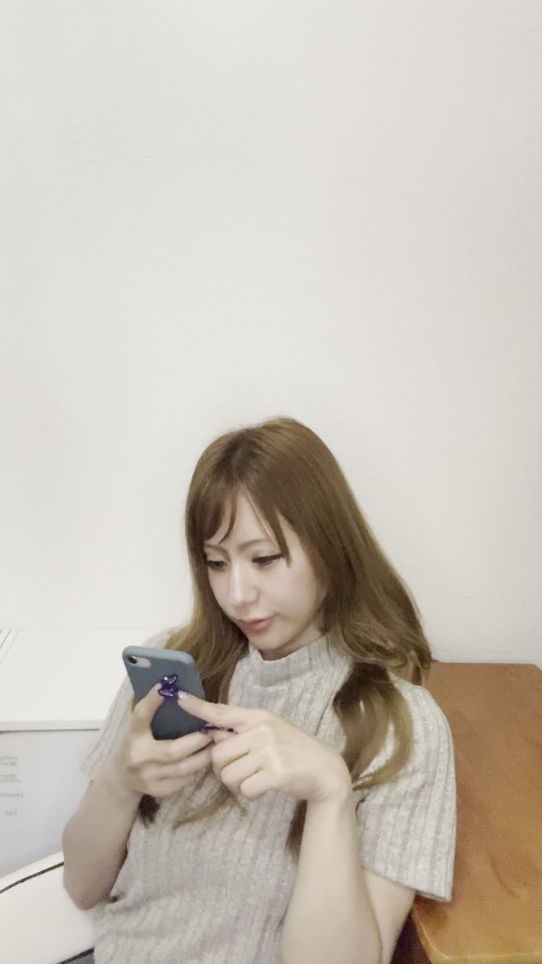 テーブルで髪のビフォーアフター写真を眺め、「これがゴールかも！」と笑顔になる動作
