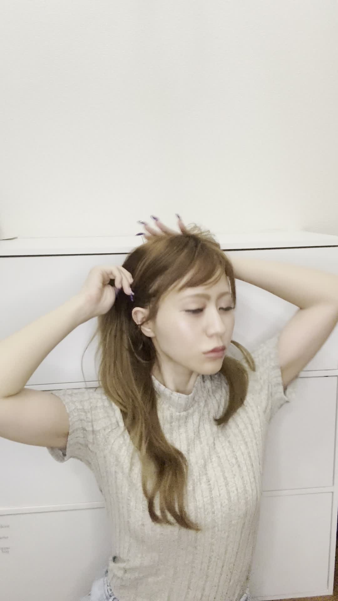 床で白髪を手で隠して、「もっと若々しく見える方法を考える」動作
