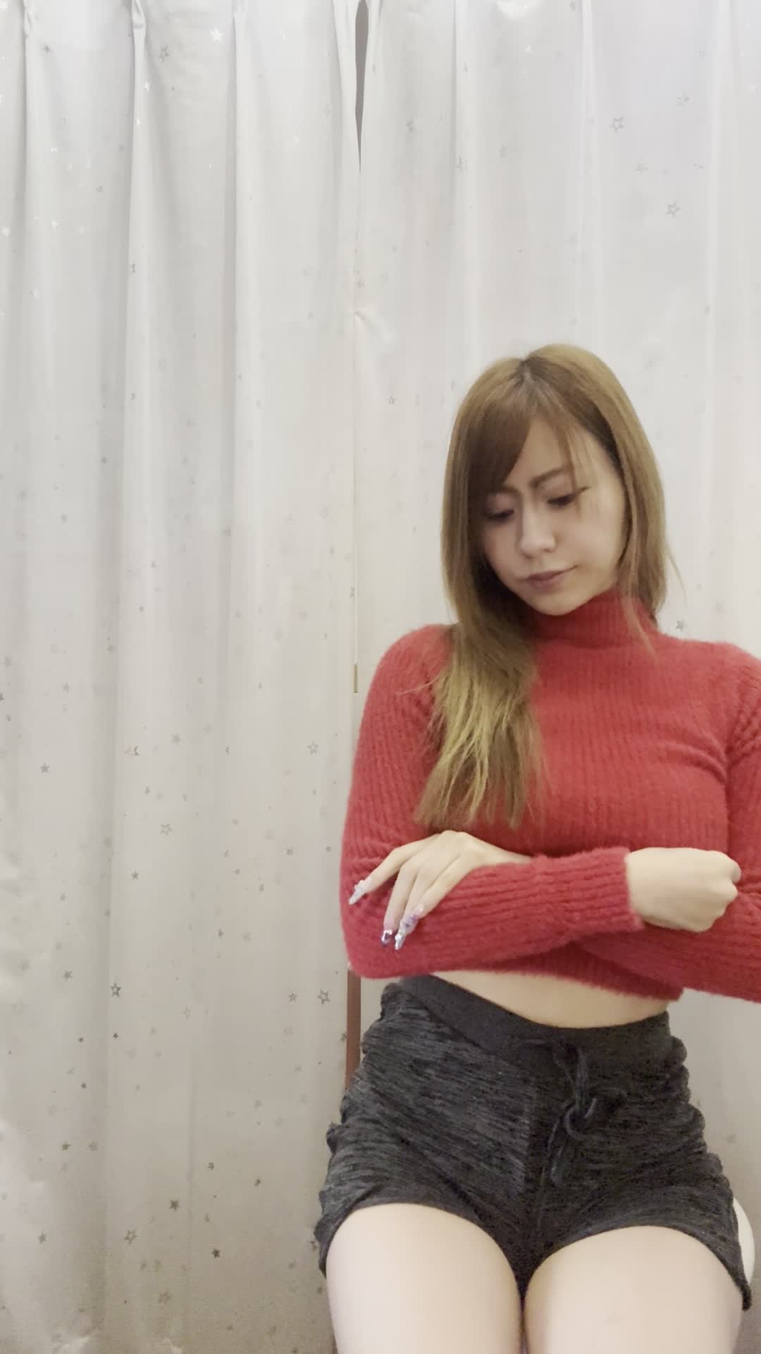 椅子に浅く腰掛け、「これで大丈夫だろうか」と自問自答する真剣な表情