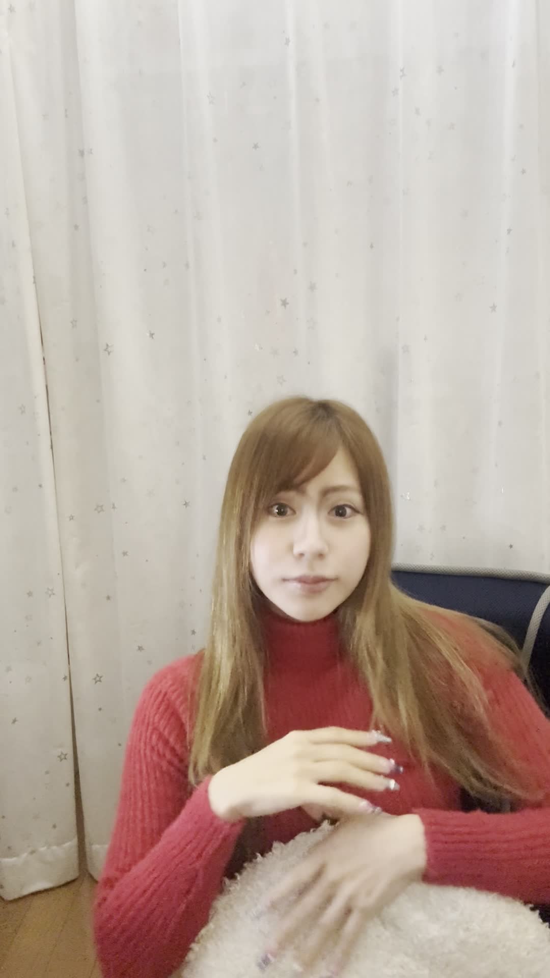 ソファで友達と話しながら、「自分の匂いに気を遣っている」様子をさりげなく見せる仕草