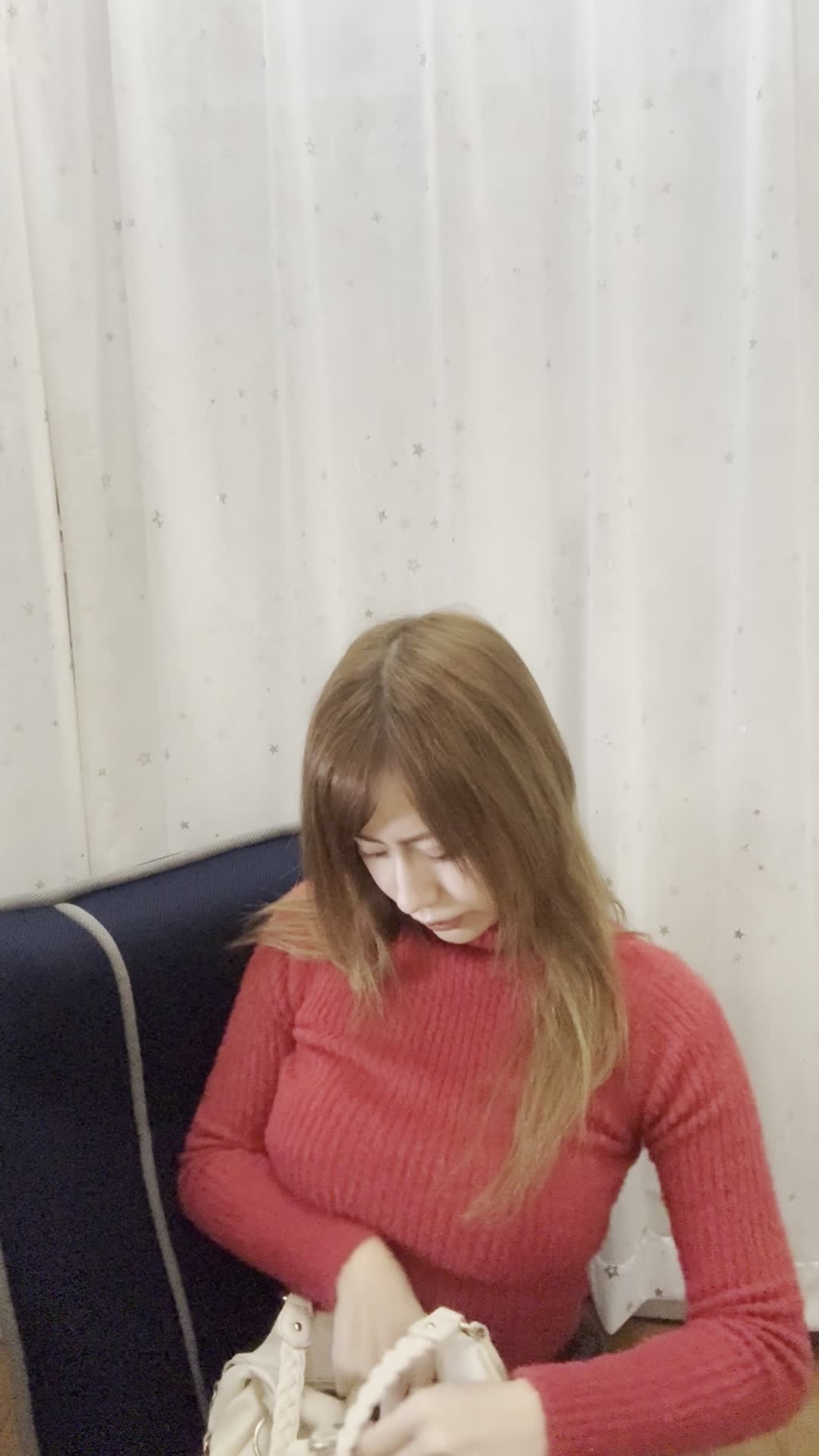 ソファでカバンの中を確認しながら、「体臭ケアスプレーを常備する」様子