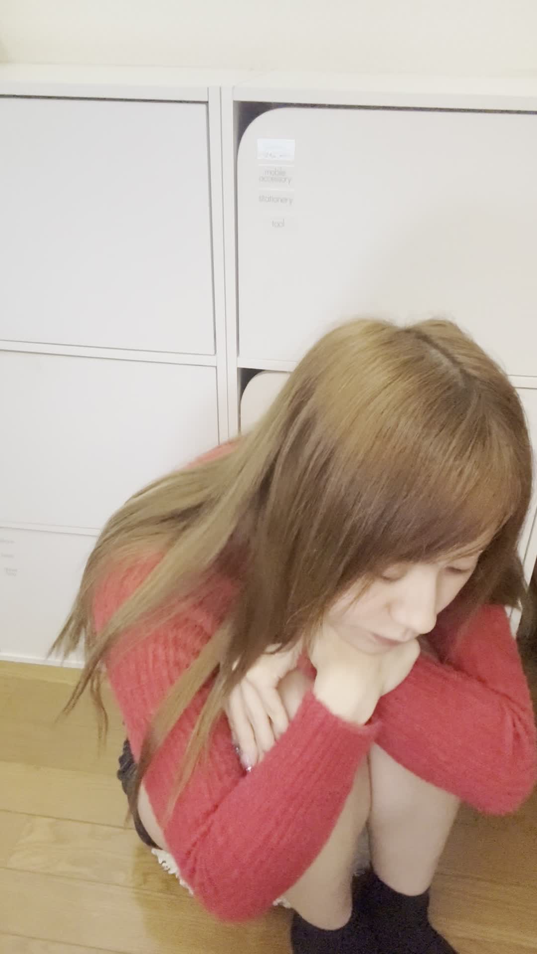 床で膝を抱え、「これが本当に効くのかな」と悩む様子