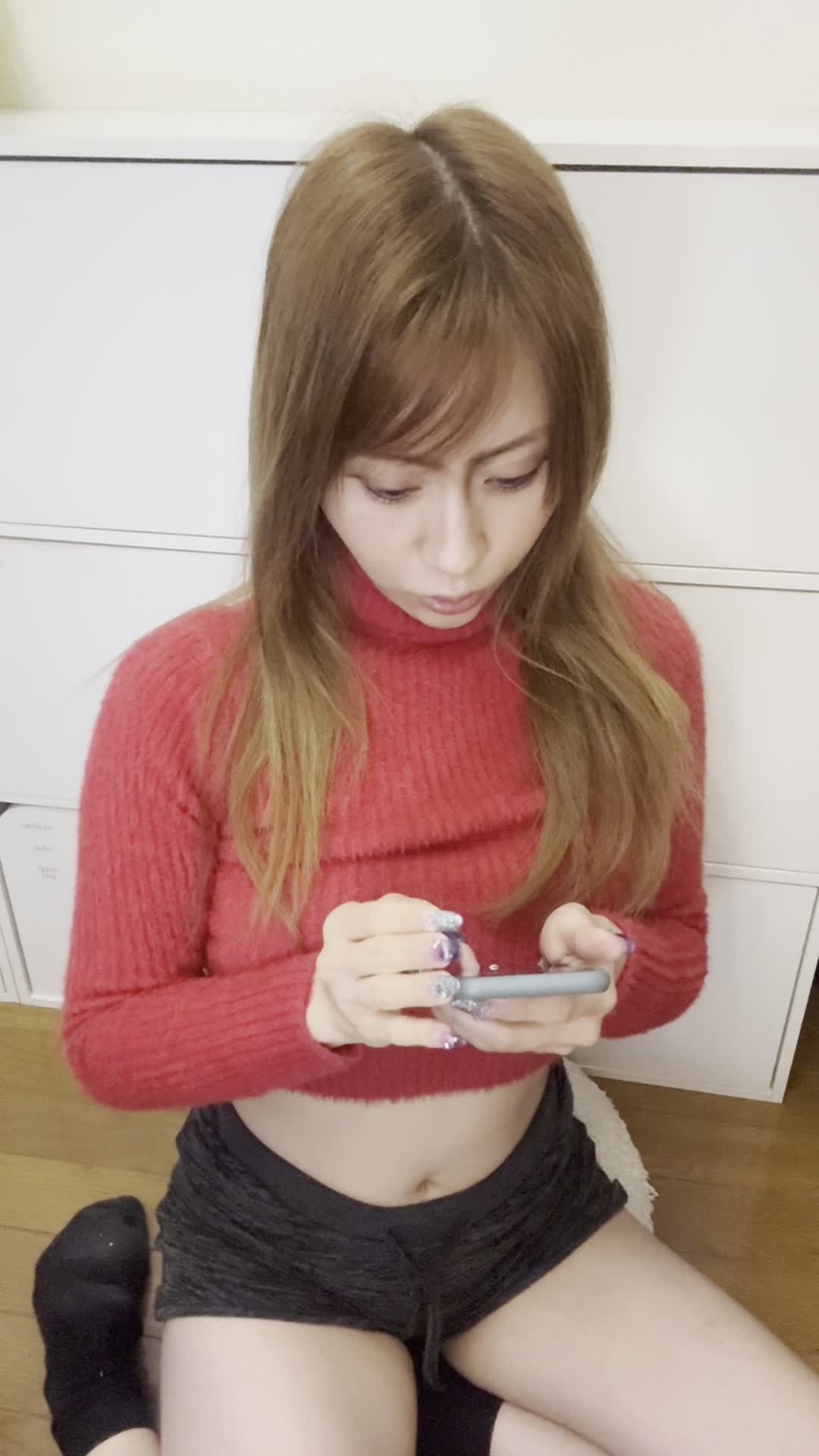 床でスマホを持ちながら、「これを使えば変わるかも！」と期待する動作