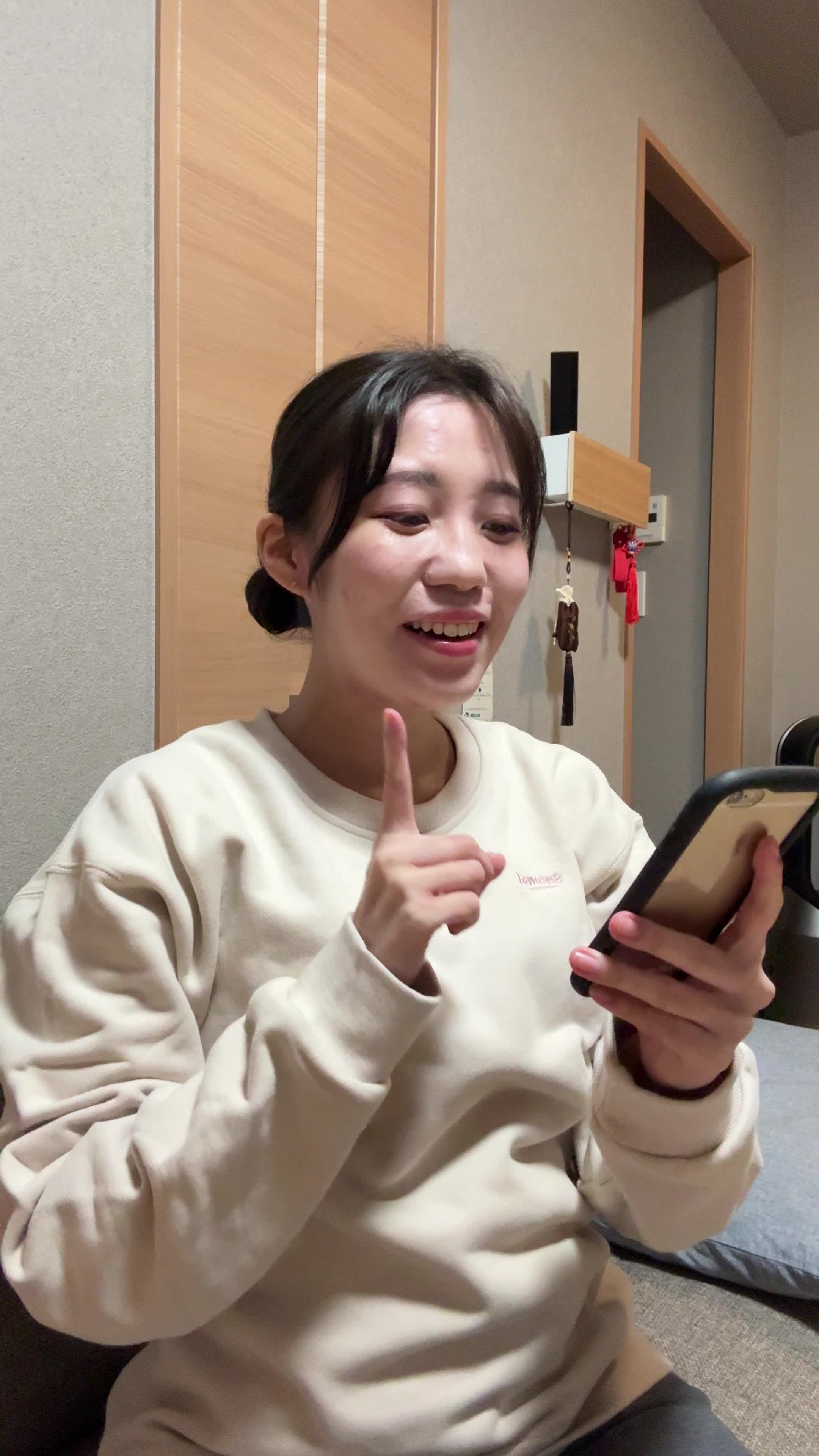 ソファでスマホを眺めながら、「健康ドリンクの口コミを見て少し希望を感じる」表情