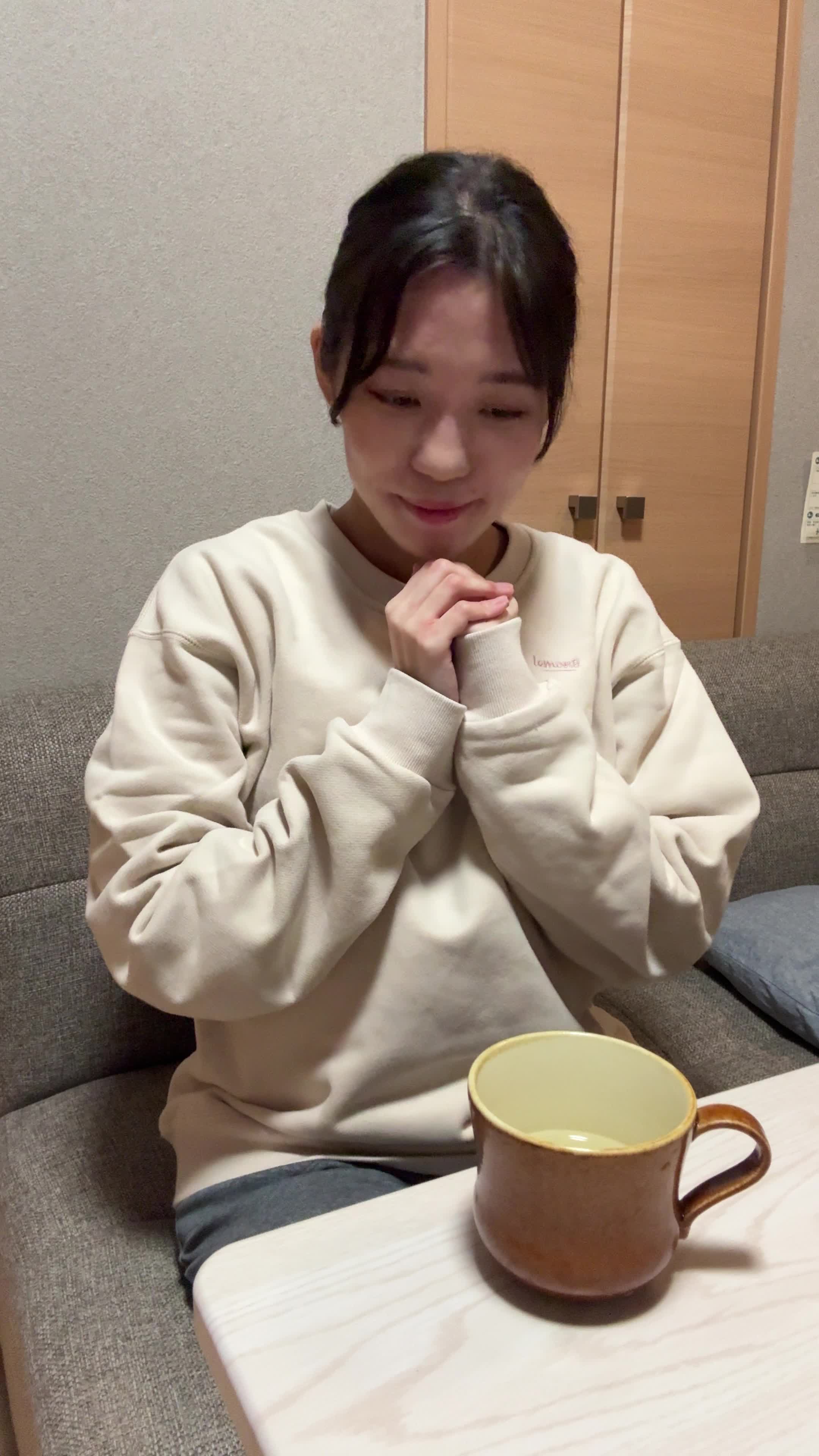 テーブルで飲み物を前に置き、「これが体に効けば嬉しい」と試す前の期待の様子