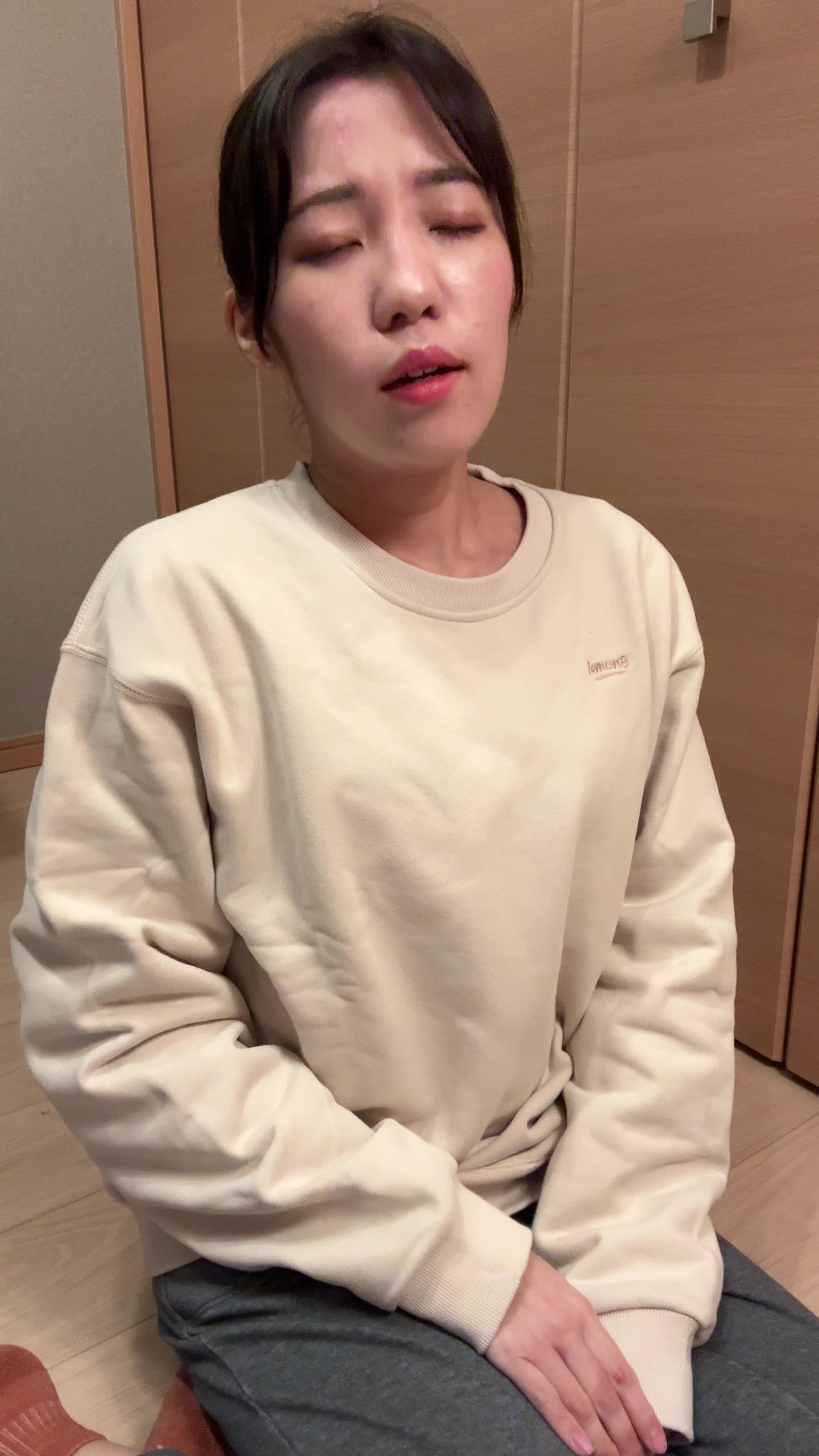 床に座り込み、「最近体が重くて動きが鈍い」と両手を膝に置いて考え込む姿