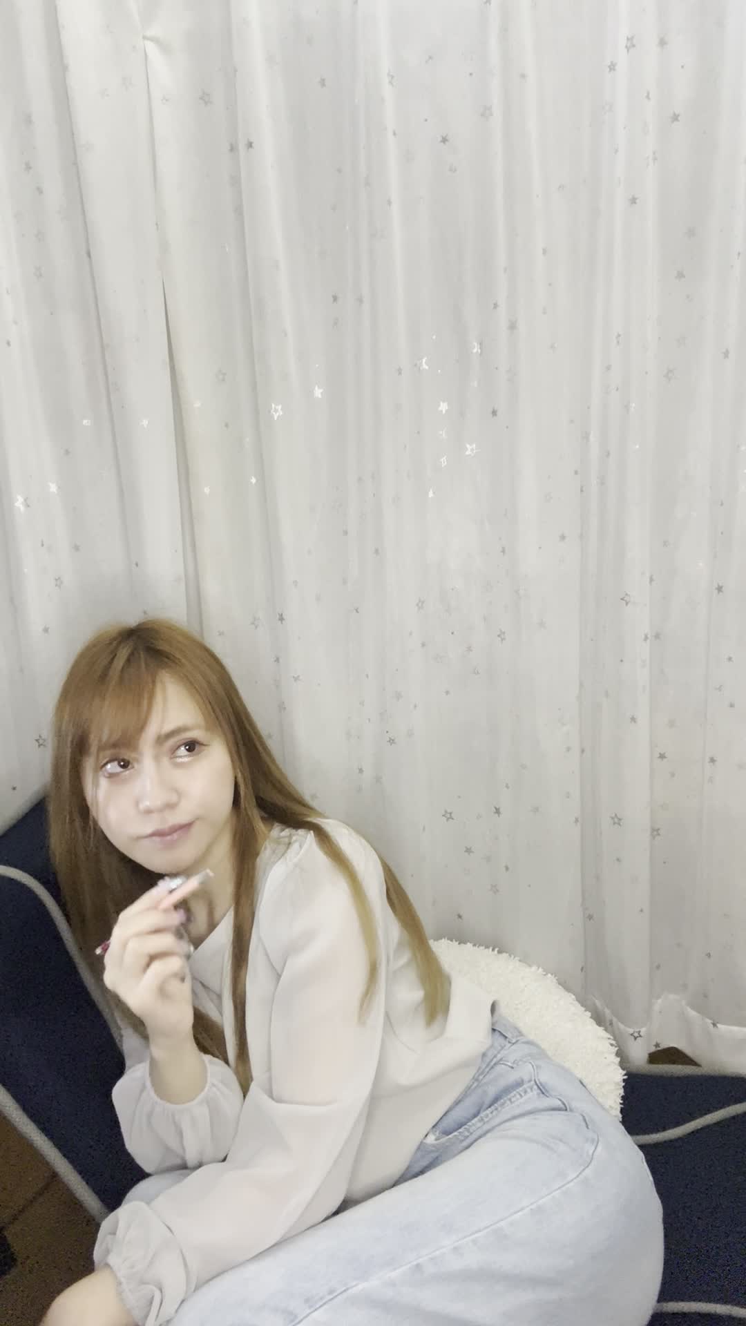 ソファで膝を抱え、「応募書類をどう書こうか考える」真剣な様子