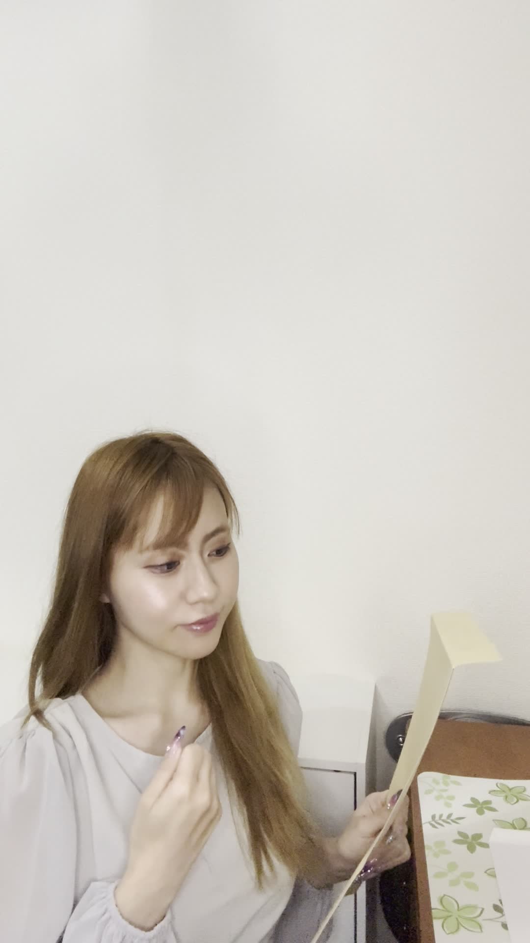 テーブルで応募書類を整理し、「これで準備が整った」と納得する様子