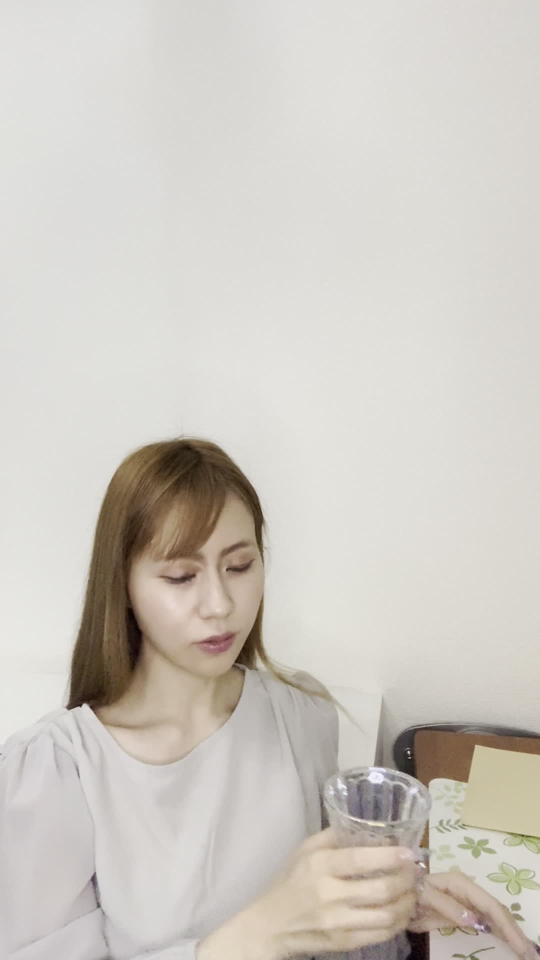 テーブルでカップを手に取り、「新しい仕事での生活を計画する」姿