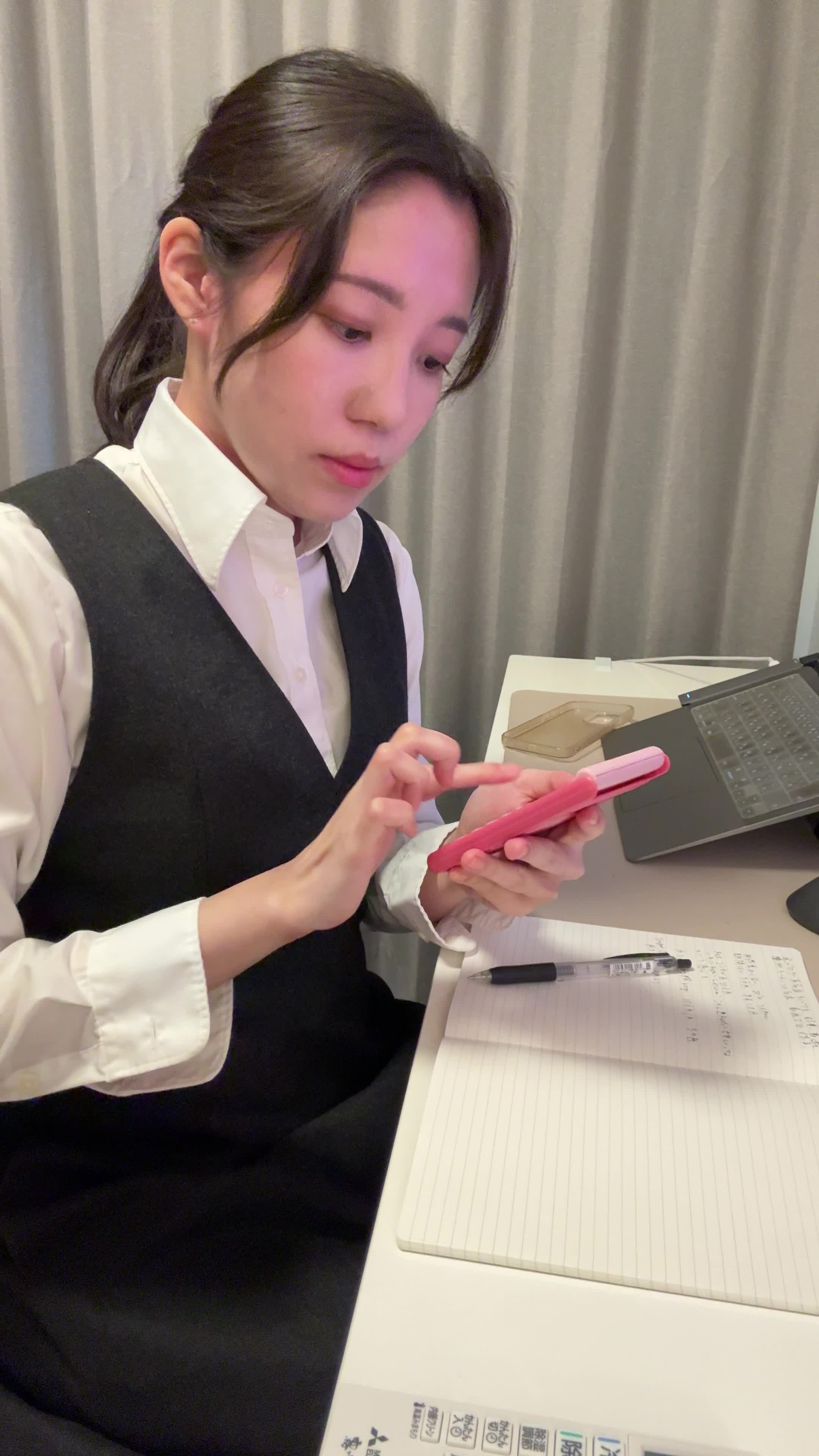 テーブルで電卓を叩き、「この保険料なら払えるかな」と計算する動作