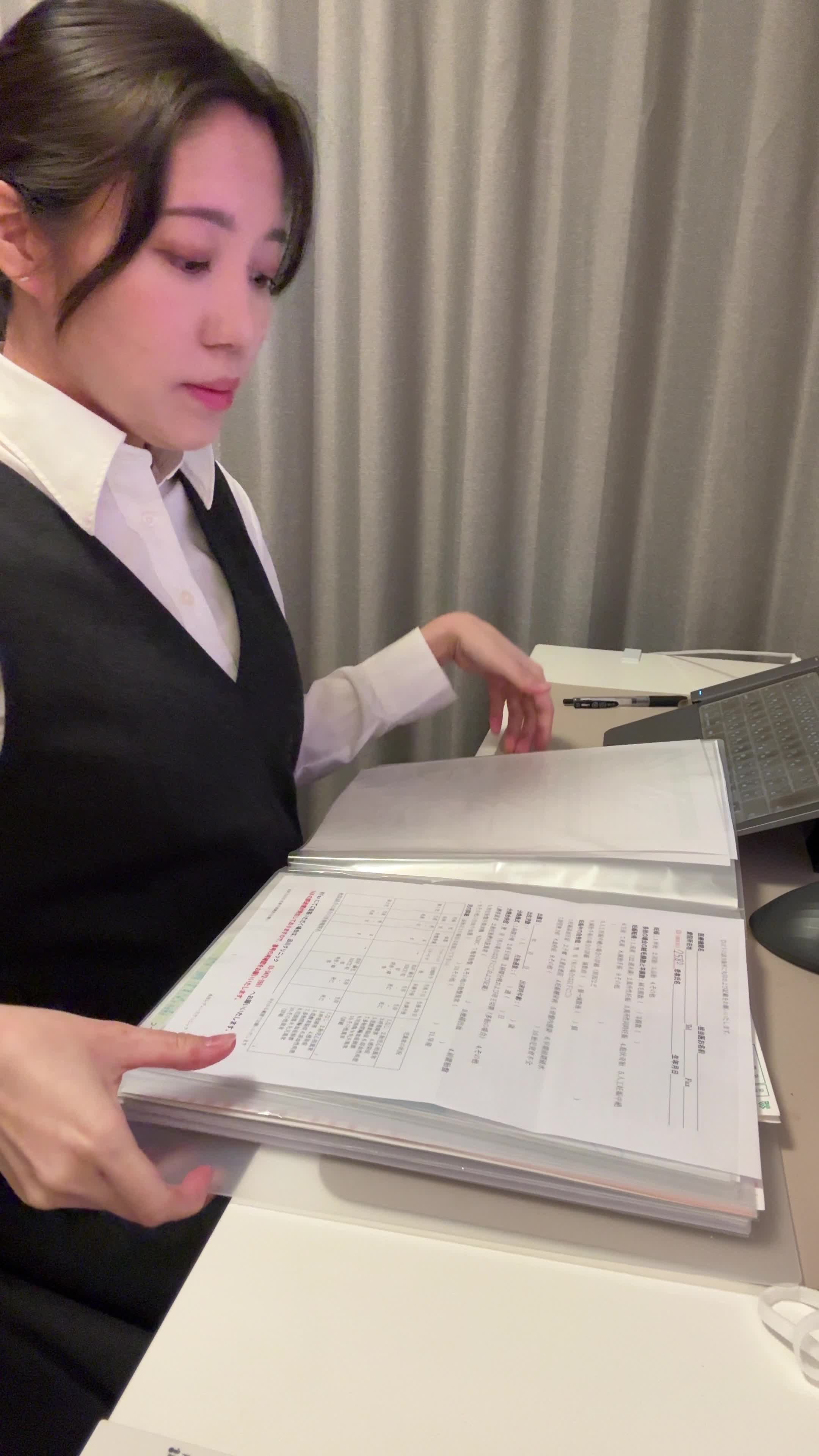 テーブルに広げた書類をまとめながら、「これで決まりかな」と満足する姿