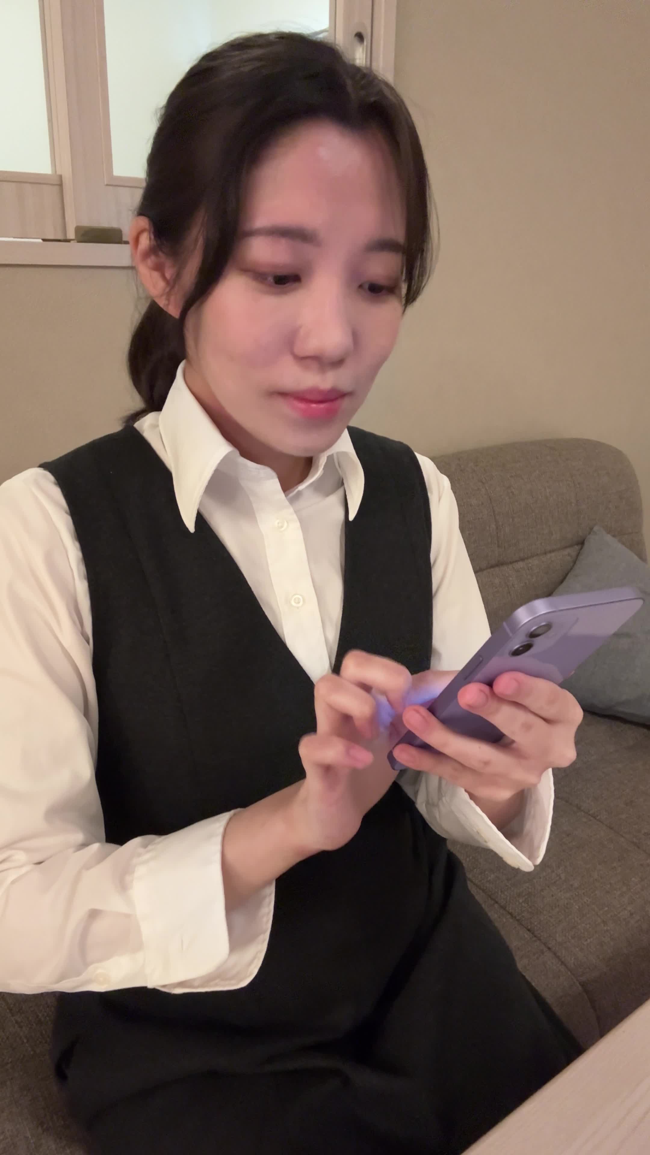 ソファでスマホを操作し、「保険の窓口」を検索してホッとした表情を見せる