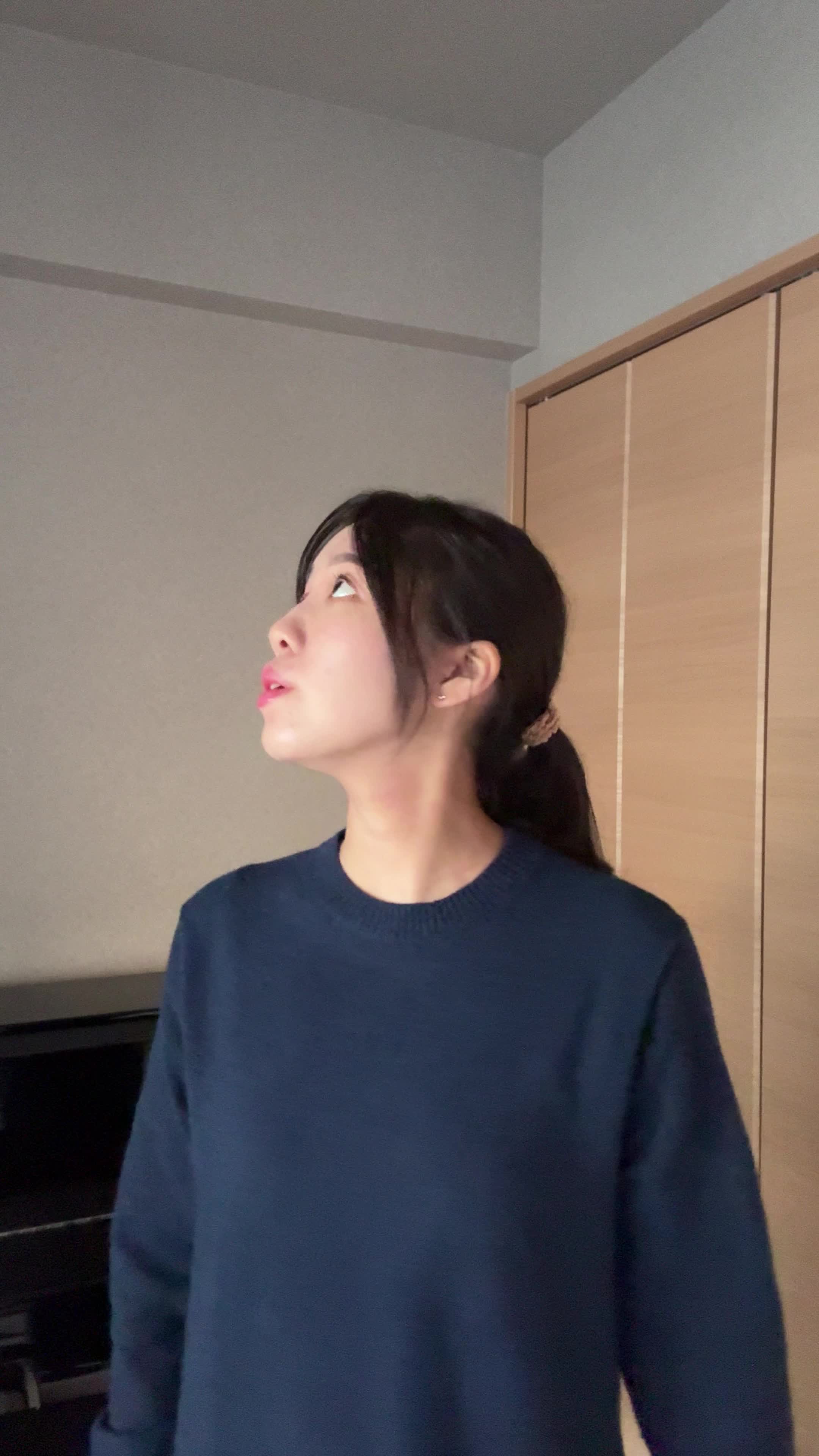 部屋をぐるっと見回して、頷きながら考え込む表情を見せる