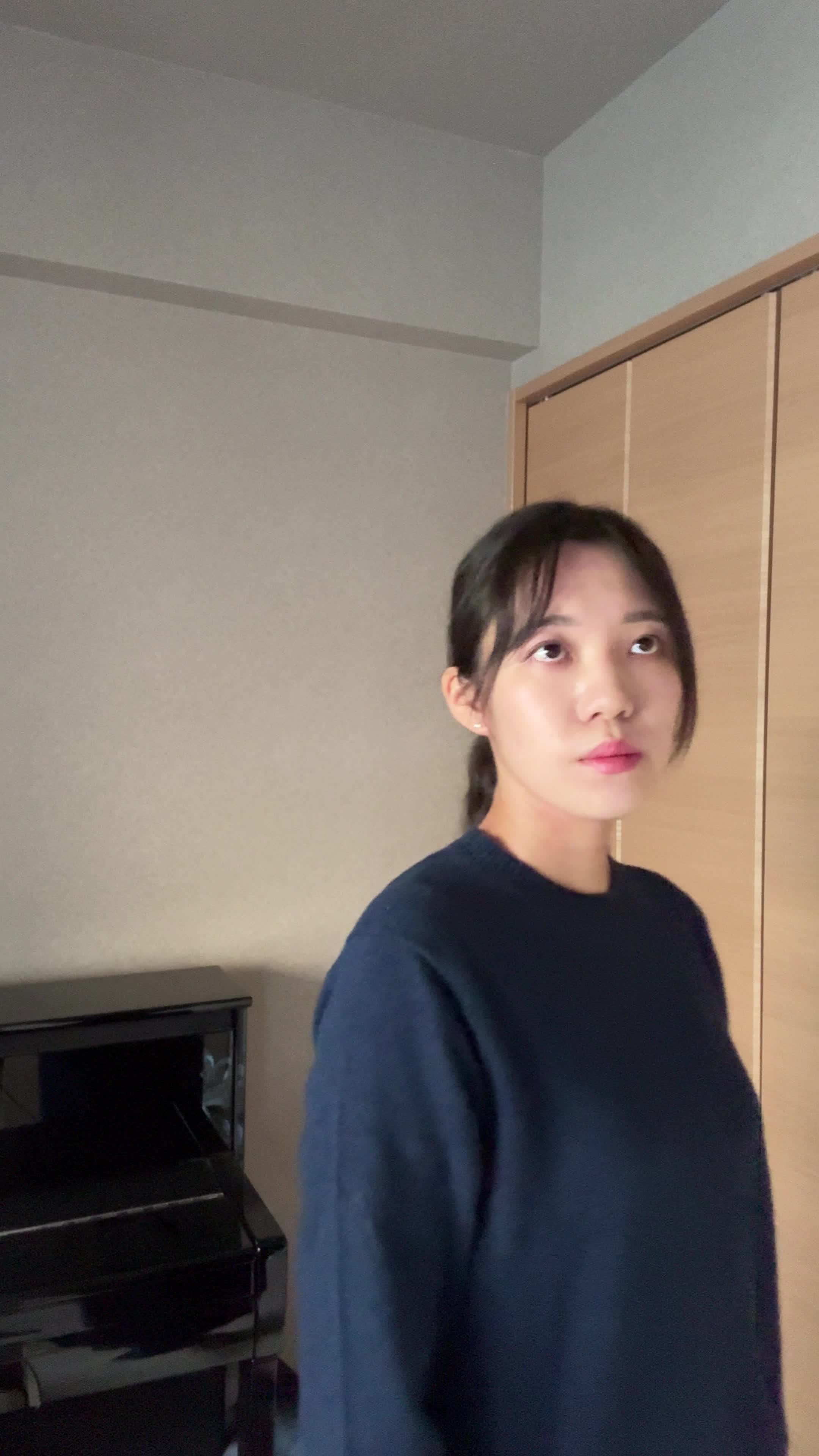 部屋を歩き回りながら時折立ち止まって考え込む表情