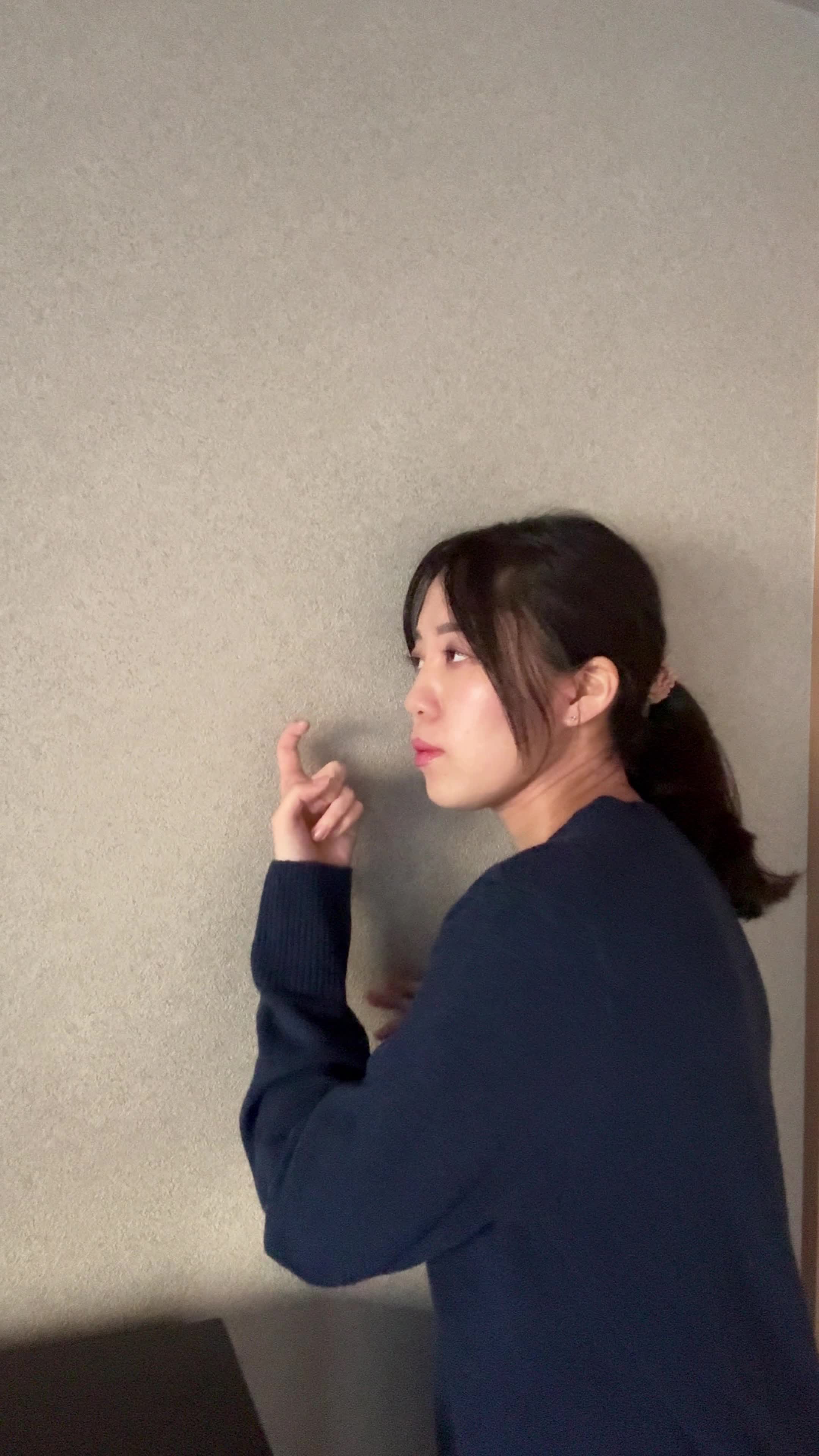 壁に近づいて軽くノックしながら耳を傾ける