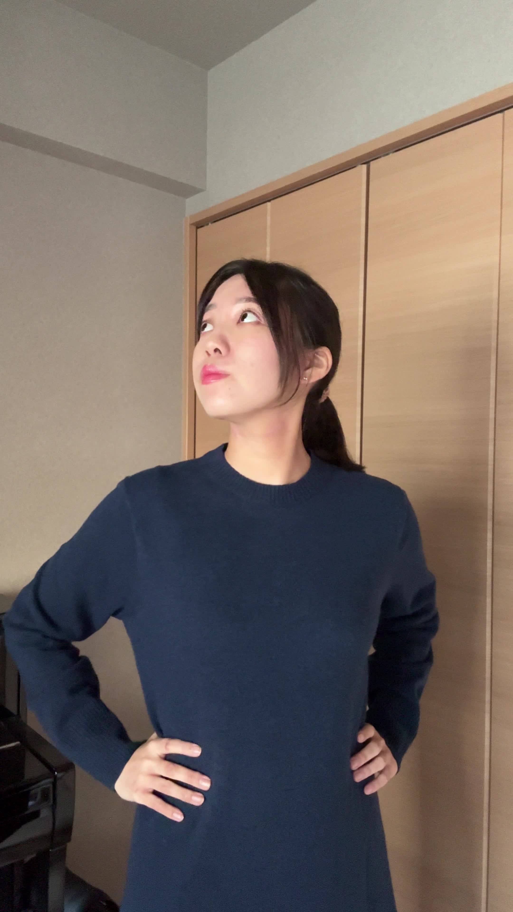 両手を腰に当てて部屋全体を眺め回している