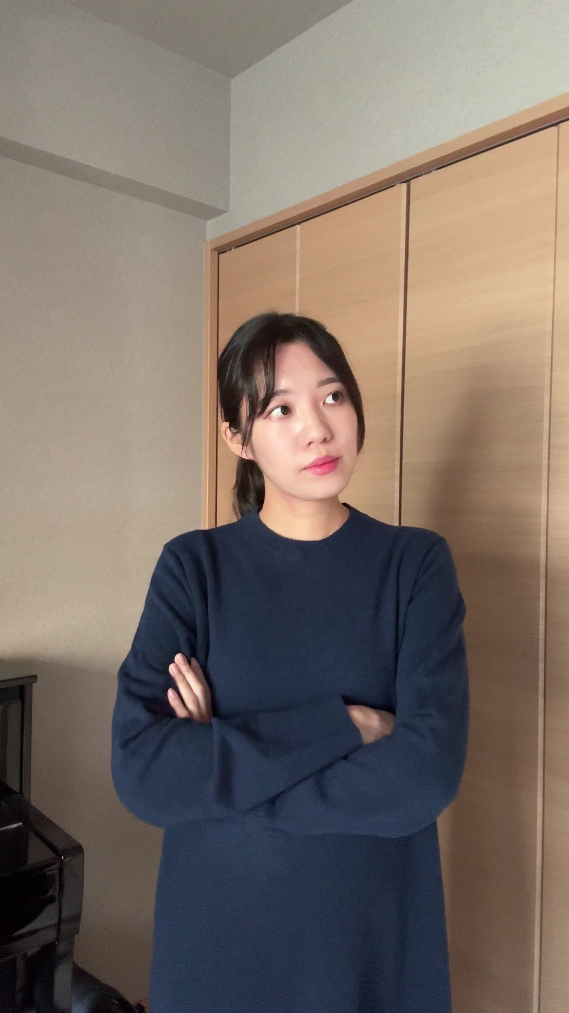 部屋の中心で腕を組みながら考え込む