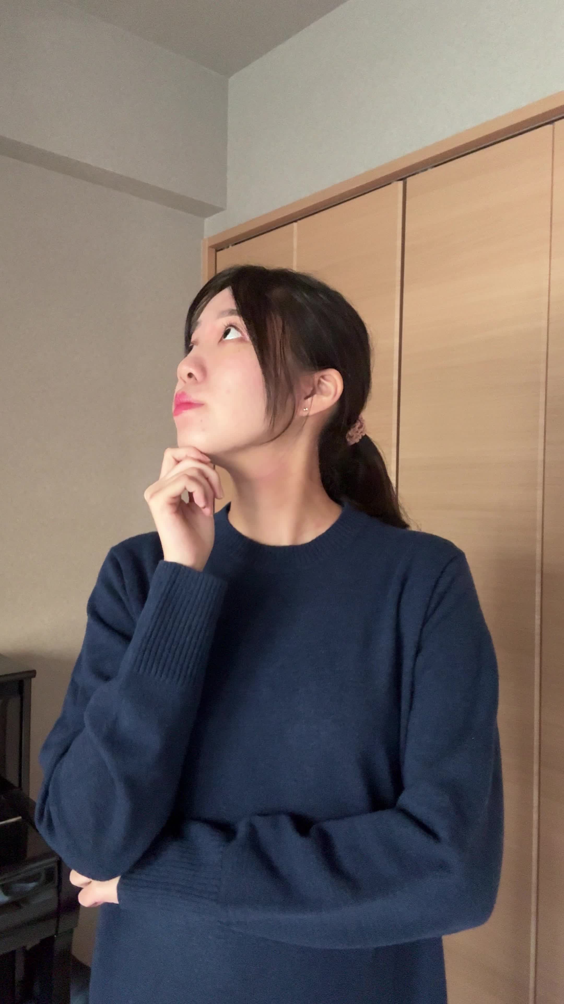 手を顎に当てて、考え込むように部屋を見回す
