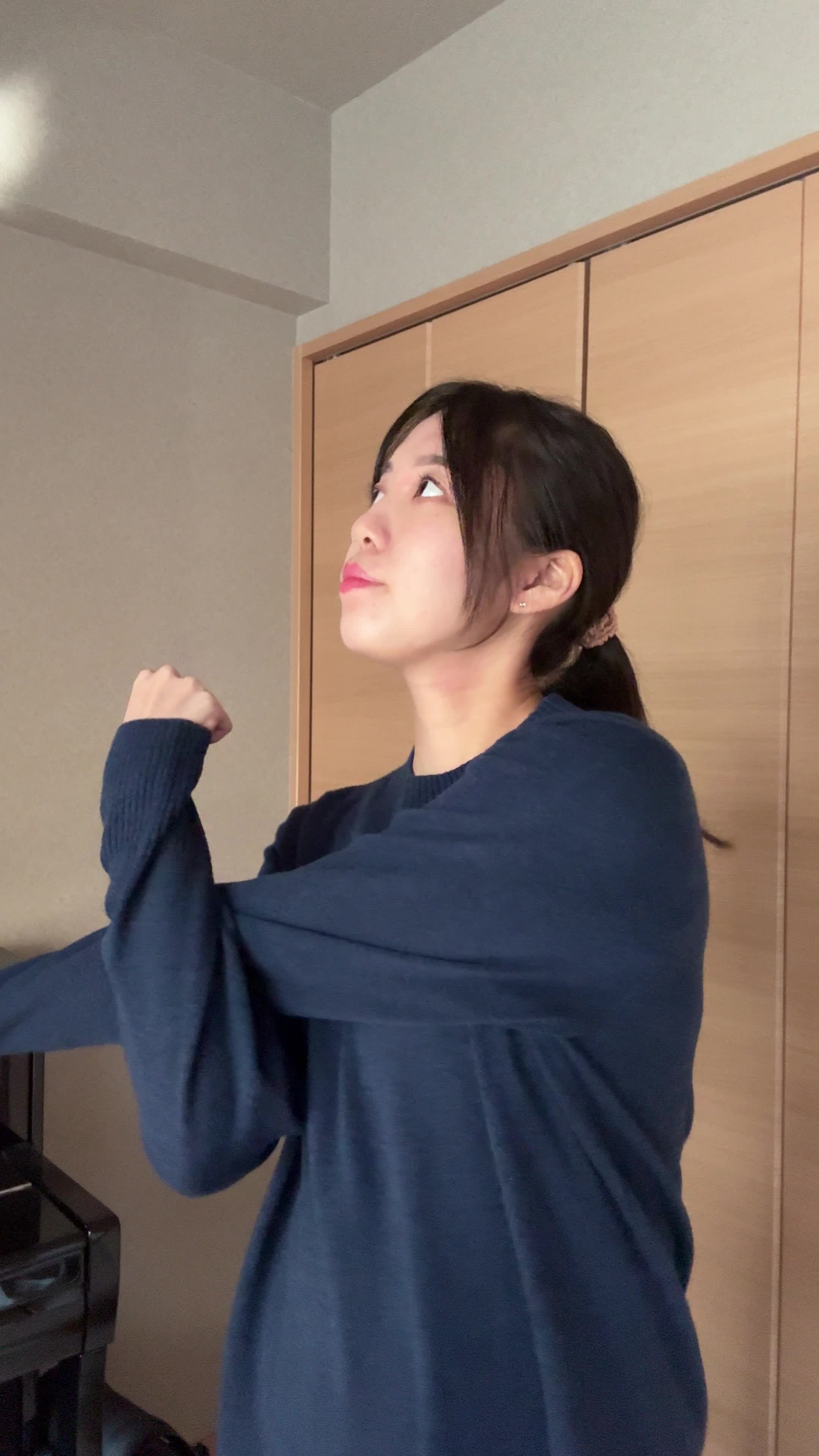 軽くストレッチをしながら部屋を見渡す