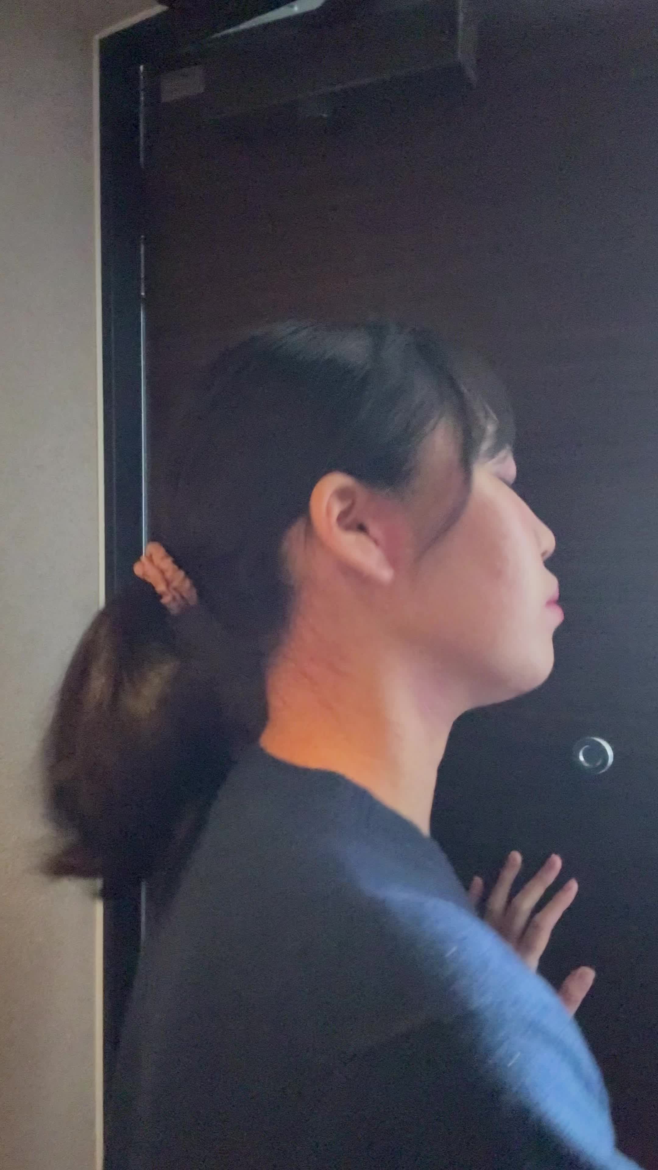 ドアを開けたまま外の方を覗き込む仕草