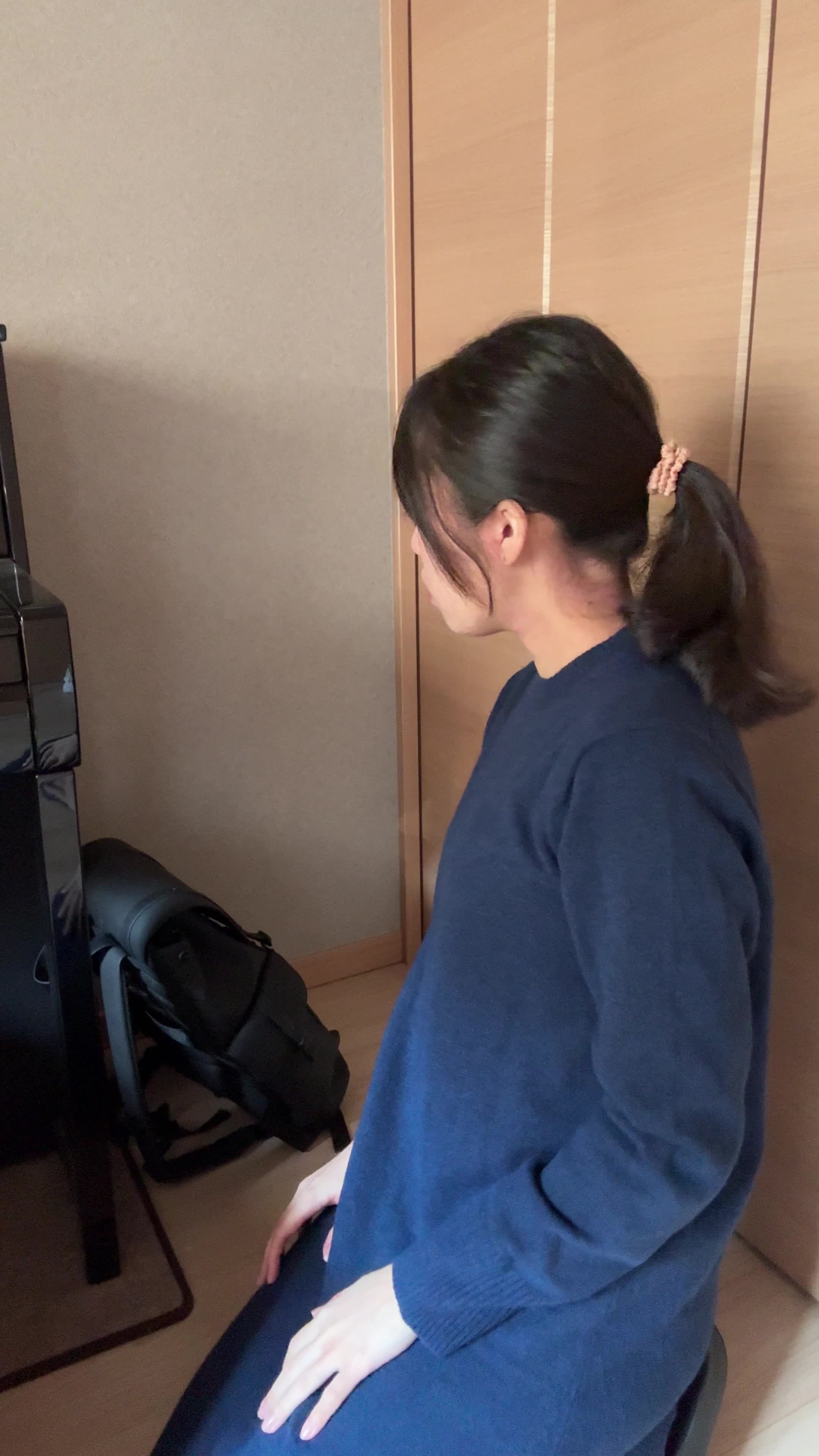 部屋の片隅でしゃがみ込み、何かを探しているような動作