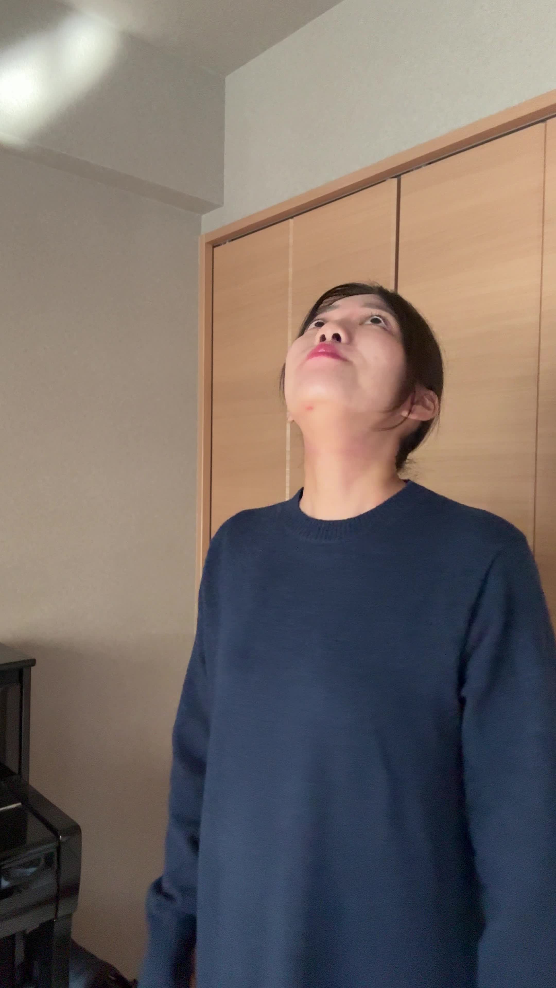 天井を見上げて目を細めるように眺めている